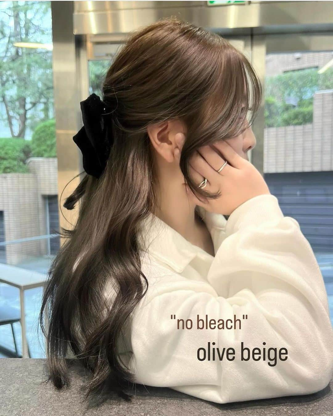 古賀美紀さんのインスタグラム写真 - (古賀美紀Instagram)「【人気NO1！bleach無しでできる色素薄めカラー】 嫌な赤みを消してくれて透明感抜群な  「 #オリーブベージュ ❤︎」  いつも大切な髪の毛を任せて頂いてるお客様✨ 回数を重ねるごとに 透明感たっぷりなオリーブカラーになります♡  現在の明るさより明るくしたい方、地毛からのカラーのお客様はダブルケアカラー  選択お願いします♡  ✨オススメメニュー✨ "人気No.1" ✔️プレミアムケアカラー　¥11400~ 毛髪強化剤♡髪の毛を補強し切れ毛・枝毛を98.6%防ぎます！ →髪の毛に凄く良いので、髪の毛を綺麗に持続させたい方オススメです！  "前処理剤オプションメニュー" 毛髪は、約80%のタンパク質（PPT）と 約5%の脂質（CMC）約12%の水分で構成されています。  前処理剤のPPTとCMCを＋する事で カラーの仕上がりとカラーの持続性をUPします♡！  ✔️CMC ¥1500 ブリーチ、ヘアカラーの薬剤を均一に浸透させる。 ダメージ補修と保湿をし髪表面をツヤやかに 指通りをよくする。 →髪の硬さ、パサつき、ゴワつきは cmcが失われてるのでオススメです♡！  ✔️PPT ¥1500 ダメージを補修し、ダメージで失った髪の タンパク質部分を補修し、弾力を与えてくれます。 ヘアカラーの再現性と持ちを高める。 →ダメージや色落ちが気になる方オススメ 【プレミアムケアカラーとの同時施術でさらに効果UP！】  ✔️CMC＋PPT ¥3000 更にクオリティを高めたい方オススメです♡  ※前処理を希望の方は、予約時にどの前処理をしたいか LINEしてください♡」12月17日 21時11分 - koga_miki__