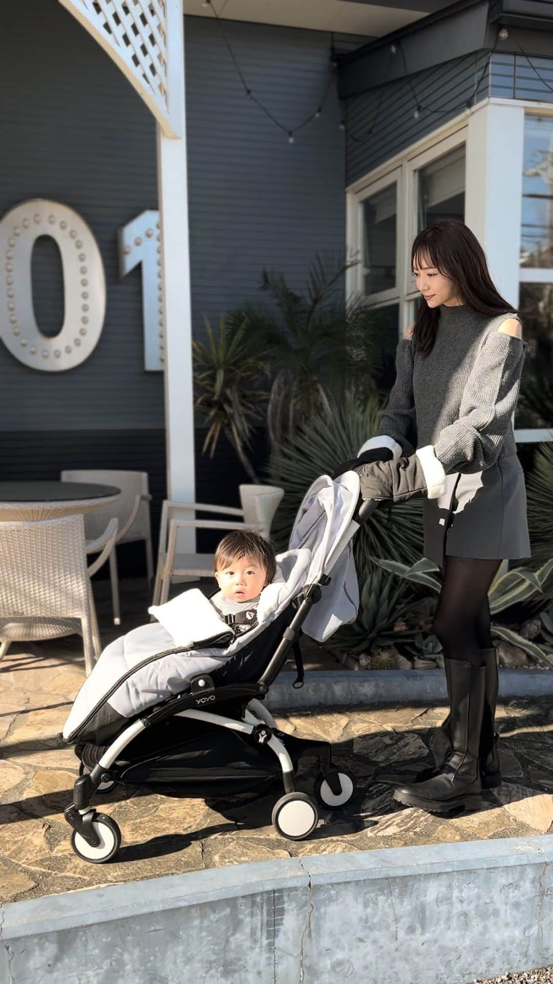 唯可（yuika）のインスタグラム：「@babyzenstrollers  @stokkeyoyo_japan  ベビーカーを冬verにしました⛄️  フットマフ🐻‍❄️とミトン🧤があると お子さまも大人も暖かくて最高なのです😊🫶  もう一年使い続けてるけど いろいろとアクセサリー追加したりして バージョンアップできるのも ベビーゼンの良いところだなぁ🥹🤍  #yoyo_pr#stokkeyoyo#babyzen#babyzenyoyo #ベビーカー #コンパクトベビーカー  #A型ベビーカー #セカンドベビーカー#ベビーカー#B型ベビーカー#フットマフ#男の子ママ#1歳#2022年産まれ」