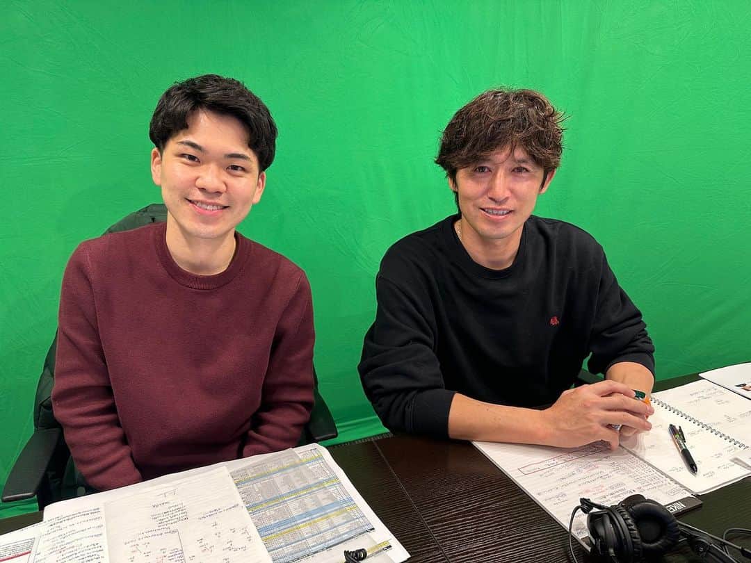 藤田崇寛のインスタグラム：「. 今週は木金土と3日連続の実況でした🎙  木曜深夜はWOWOWにてヨーロッパリーグ サン＝ジロワーズ×リヴァプールを担当。 久々に北澤豪さんとご一緒しました😌  金曜深夜はSPOTVにてプレミアリーグ ノッティンガム・フォレスト×トッテナムを担当。 増嶋竜也さんと初めてご一緒しました！ 僕の親友のお父さんが市船時代の監督で 不思議な縁を感じました😌  昨日の深夜はDAZNにてラ・リーガ アトレティック×アトレティコを担当。 1人喋りでしたが内容の良い試合で楽しかったです！  昨日は仕事の合間に家族で 東京タワーと芝公園を散歩🗼 息子サンタと銀杏の葉っぱで遊びました🤶  今日はこれから"細かすぎて伝わらないモノマネ"を見て たくさん笑おうと思います。」