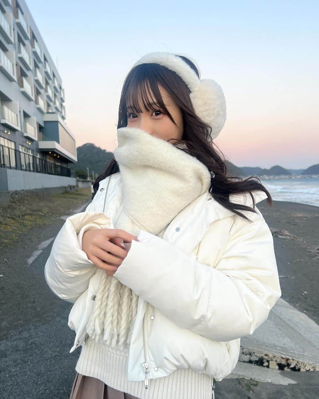 吉田佳音さんのインスタグラム写真 - (吉田佳音Instagram)「イヤーマフ×ムートンブーツ⛄️✩⸝⸝⸝*  寒かったけど冬の海きれいだった🐚♡  ・  ・  ・  ・  ・ #05 #jk  #ljk #jkブランド#冬コーデ #マフラー#イヤーマフ #ムートンブーツ #鴨川 #海」12月17日 21時23分 - kanon_1003_