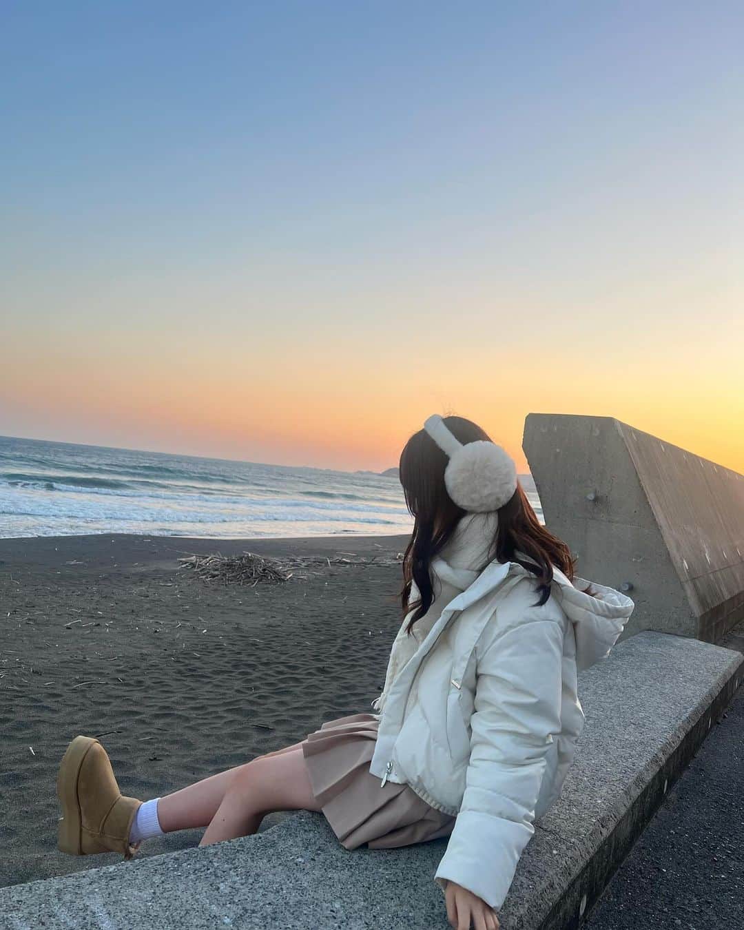 吉田佳音さんのインスタグラム写真 - (吉田佳音Instagram)「イヤーマフ×ムートンブーツ⛄️✩⸝⸝⸝*  寒かったけど冬の海きれいだった🐚♡  ・  ・  ・  ・  ・ #05 #jk  #ljk #jkブランド#冬コーデ #マフラー#イヤーマフ #ムートンブーツ #鴨川 #海」12月17日 21時23分 - kanon_1003_