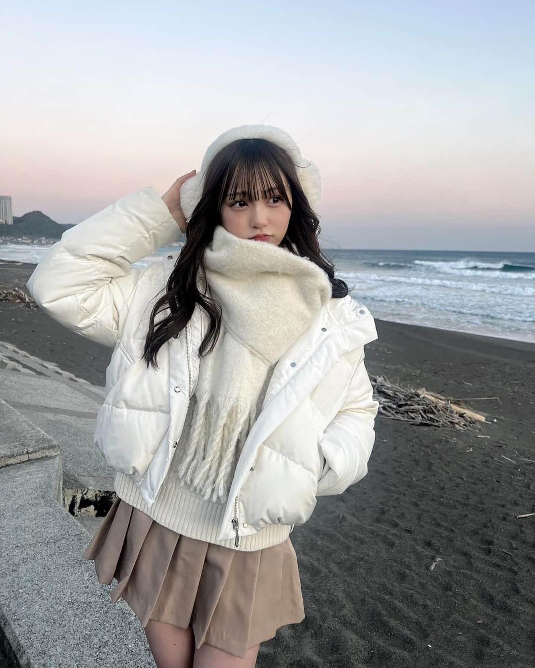 吉田佳音のインスタグラム：「イヤーマフ×ムートンブーツ⛄️✩⸝⸝⸝*  寒かったけど冬の海きれいだった🐚♡  ・  ・  ・  ・  ・ #05 #jk  #ljk #jkブランド#冬コーデ #マフラー#イヤーマフ #ムートンブーツ #鴨川 #海」