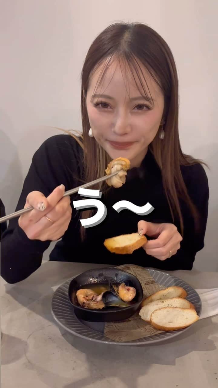 とものインスタグラム：「ノーマルカメラ 好評で..... ありがたや🥺 みんな優しいの♡  沢山載せてとリクエスト あたーす🤩  最近食べることの幸せを すごく感じてる♡ 毎日に感謝☺️ですね✨  #アヒージョ#食べログ #食べスタグラム#現実#理想と現実#食べるダイエット #食べることが幸せ #食べる動画 #ノーマル#ノーマルカメラ#好評#シングルマザー#シンママ#広島#広島ママ#アラフォーママ」