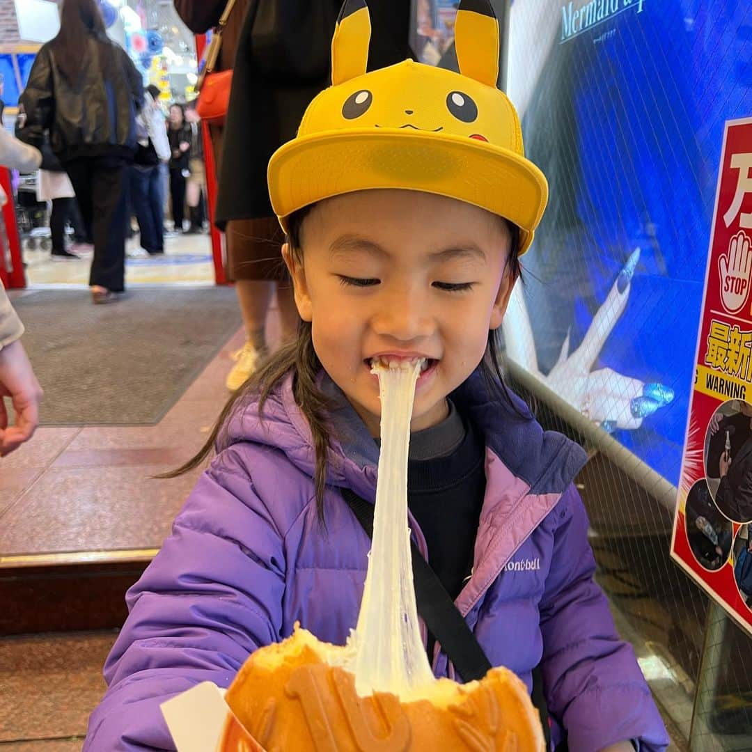 森本容子さんのインスタグラム写真 - (森本容子Instagram)「何でも食べるようになってきた。 欲しいものには長い時間並ぶ事もできる。 話も通じてきて、毎日がさらに楽しい。  代官山IVY PLACE ↑ 渋谷ポケモンイベントからの メガドンキ ↑ じーじと学大ランチ🐙 ↑ @fivesenses.m  と朝マック  一駅だけど、電車に乗ったり、 バスも2駅だけどバスにも乗ったり  今日は2度ほど帰宅してこのスケジュールで遊んで食べて。  近所で遊ぶのも楽しい！！  本当にお出かけが楽になった✨」12月17日 21時35分 - yocomorimoto