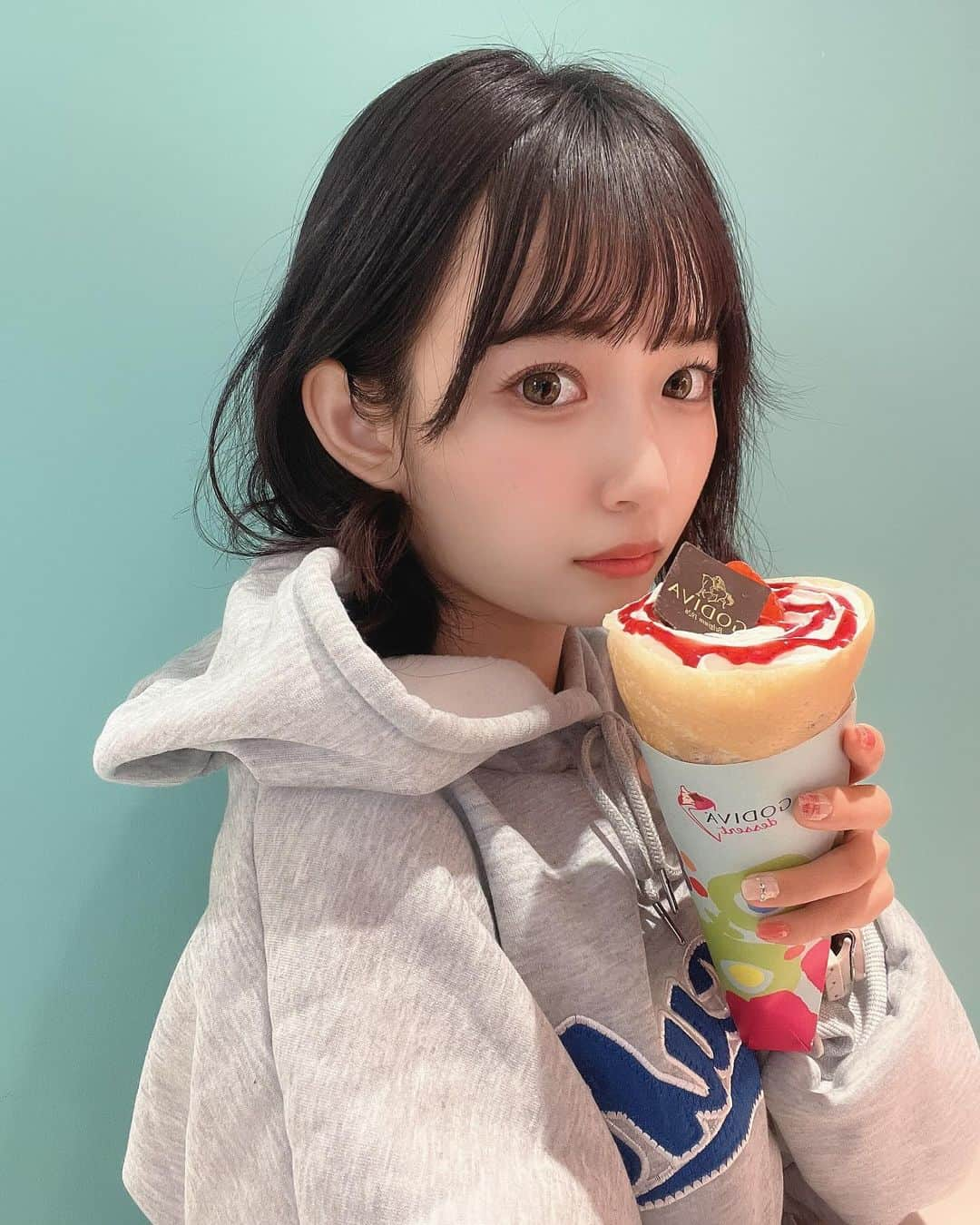 音井結衣のインスタグラム：「♡クレープぱくぱく♡ ✽.｡.:*・ﾟ ✽.｡.:*・ﾟ ✽.｡.:*・ﾟ ✽.｡.:*・ﾟ ✽.｡.:*・ﾟ #asobisystem #クレープ屋さん #godiva #原宿グルメ #原宿 #パーカー #パーカー女子 #ゆるコーデ #アイドル  #idol  #アイドル前髪 #cosplay #ボブ #japanesegirl  #animegirl  #instagood  #likestagram  #uwu  #kawaiigirl  #kawaiifashion  #随手拍 #instadaily  #ootd #tiktok #每日穿搭 #tiktokers #tiktokjapan  #jk  #自撮り  #selfie」