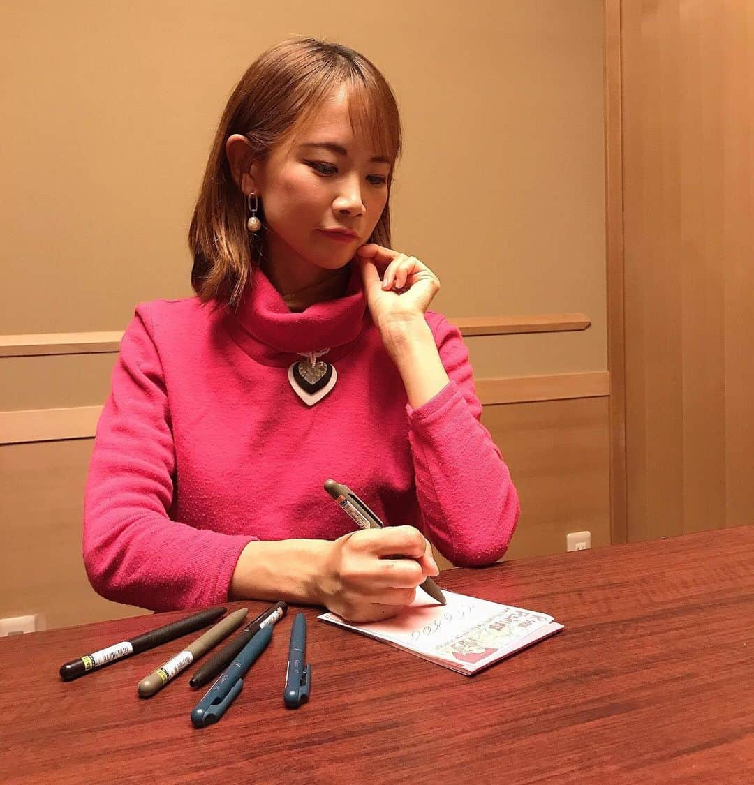 葵さんのインスタグラム写真 - (葵Instagram)「愛用中のこちらのボールペン🖊 2022年度グッドデザイン賞受賞！ 気になる「カチカチ」を66%カットした、大手文具メーカー「ぺんてる」ボールペンCalme（カルム）です。 @pentel_official  こちらを使い始めてからカチカチ音が本当気にならなくなりました︎！ お店でも気にせず使えるよ🎵  文字もなめらかでとても書きやすいです！！ 単色ボールペン（黒）でスラスラ〜  スマホで文字をうつのも便利だけど、紙に書くことは変わりなく続けていきたい✨  #PR  #ぺんてるカルム　#ていねいな暮らし　#pentel_life　#やっぱり手書き」12月17日 21時27分 - dolphin_coconut