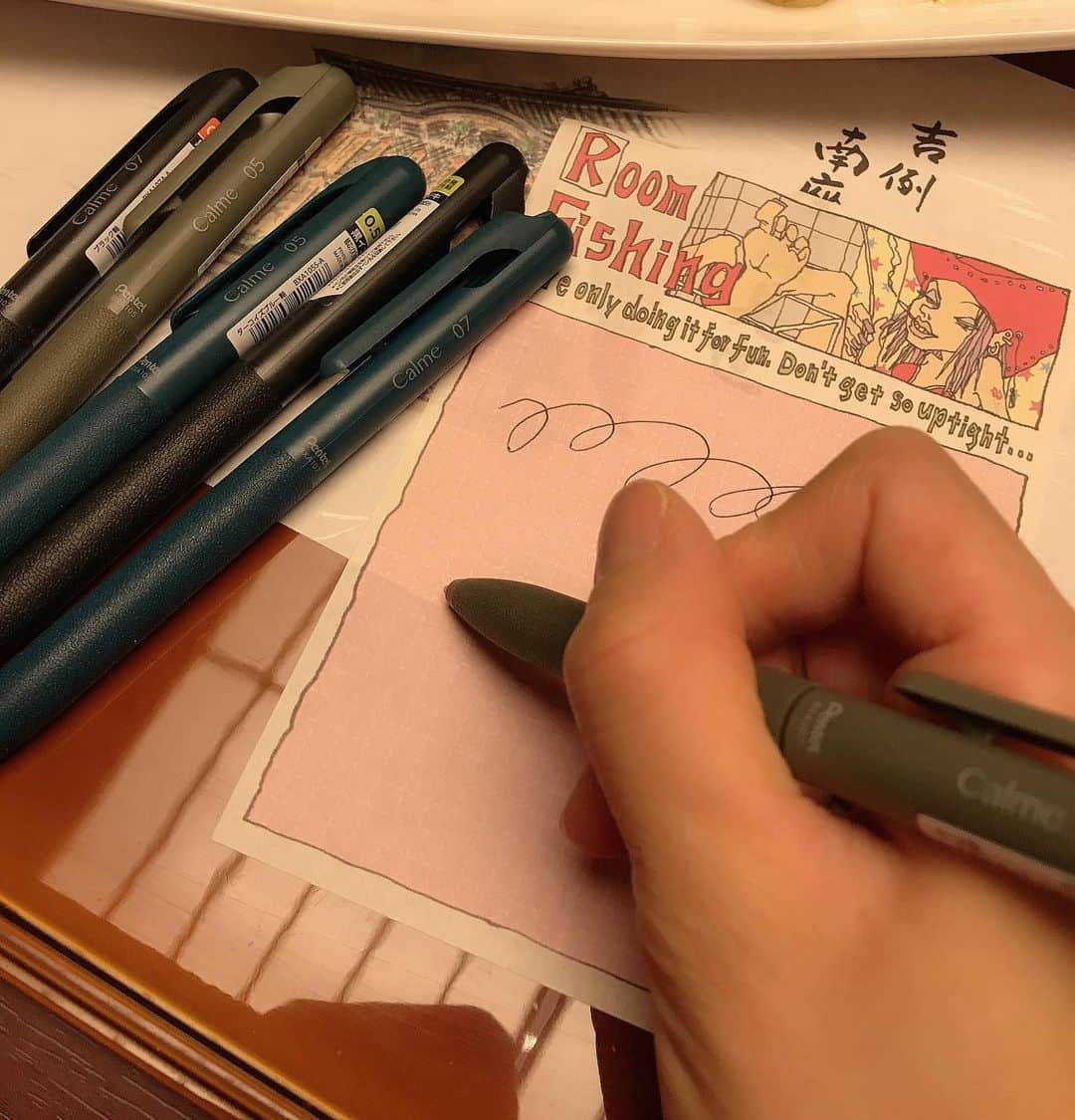 葵さんのインスタグラム写真 - (葵Instagram)「愛用中のこちらのボールペン🖊 2022年度グッドデザイン賞受賞！ 気になる「カチカチ」を66%カットした、大手文具メーカー「ぺんてる」ボールペンCalme（カルム）です。 @pentel_official  こちらを使い始めてからカチカチ音が本当気にならなくなりました︎！ お店でも気にせず使えるよ🎵  文字もなめらかでとても書きやすいです！！ 単色ボールペン（黒）でスラスラ〜  スマホで文字をうつのも便利だけど、紙に書くことは変わりなく続けていきたい✨  #PR  #ぺんてるカルム　#ていねいな暮らし　#pentel_life　#やっぱり手書き」12月17日 21時27分 - dolphin_coconut