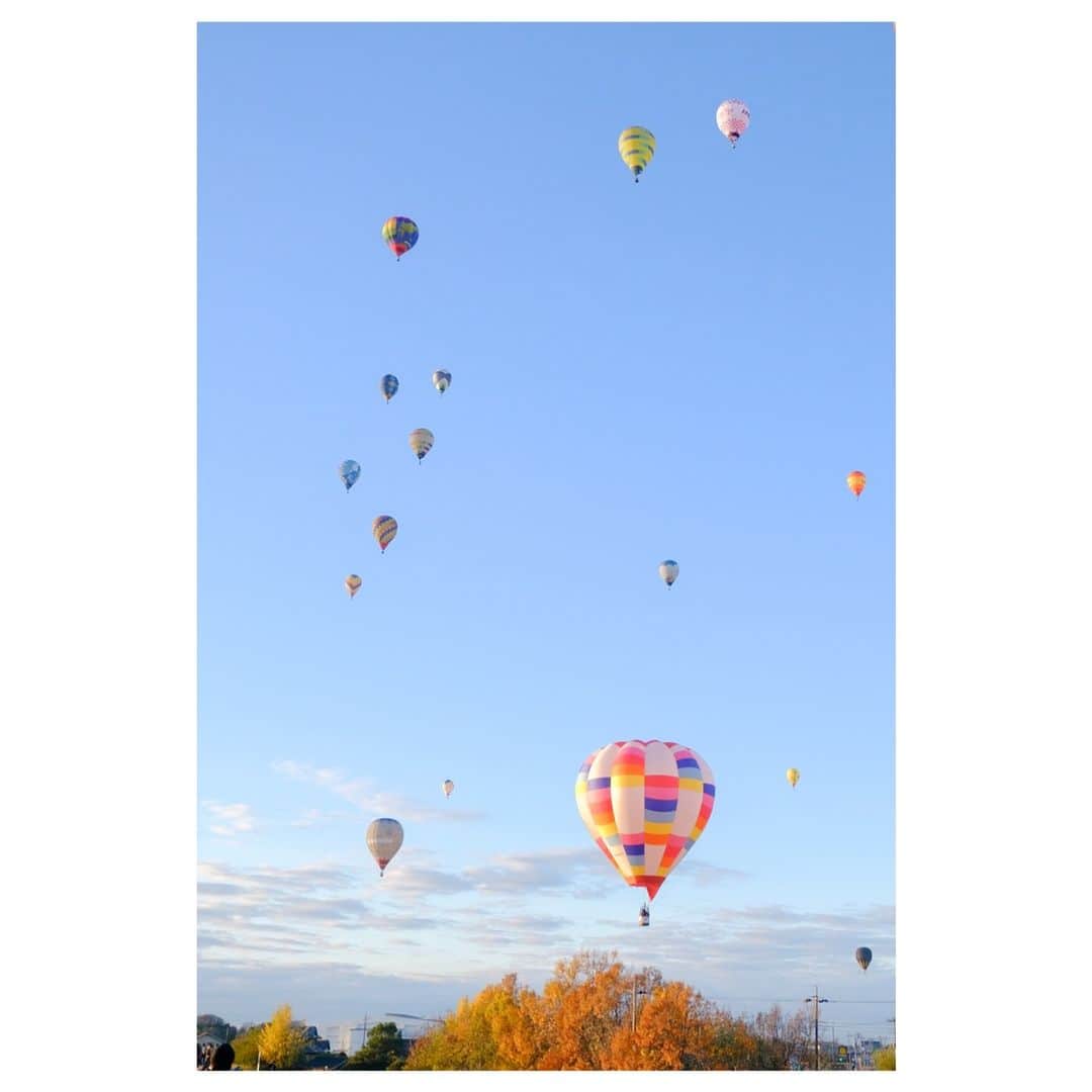 菊池真以のインスタグラム：「少し前🎈初めて見たバルーンフェスティバル✨✨ 朝の大空に舞うカラフルな気球が素敵でした！・°  #熱気球ホンダグランプリ」