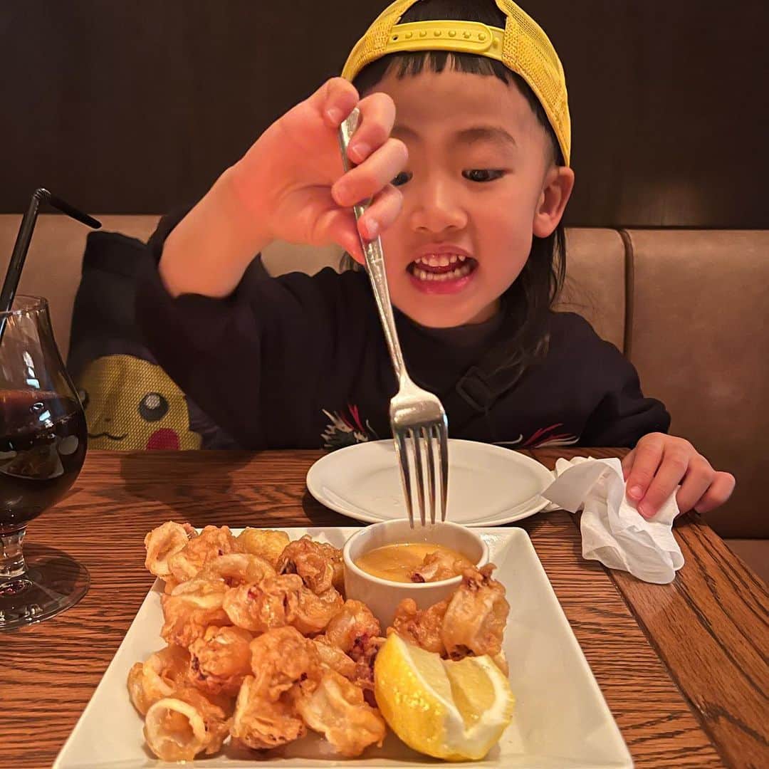 森本容子のインスタグラム：「何でも食べるようになってきた。 欲しいものには長い時間並ぶ事もできる。 話も通じてきて、毎日がさらに楽しい。  代官山IVY PLACE ↑ 渋谷ポケモンイベントからの メガドンキ ↑ じーじと学大ランチ🐙 ↑ @fivesenses.m  と朝マック  一駅だけど、電車に乗ったり、 バスも2駅だけどバスにも乗ったり  今日は2度ほど帰宅してこのスケジュールで遊んで食べて。  近所で遊ぶのも楽しい！！  本当にお出かけが楽になった✨」