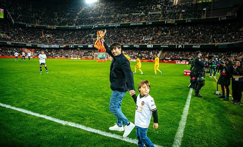 ダビド・シルバのインスタグラム：「Muchas gracias al @valenciacf y los valencianistas por este día tan especial y por el cariño que siempre he recibo tanto yo como mi familia. Amunt Valencia!!🦇 🧡🖤」