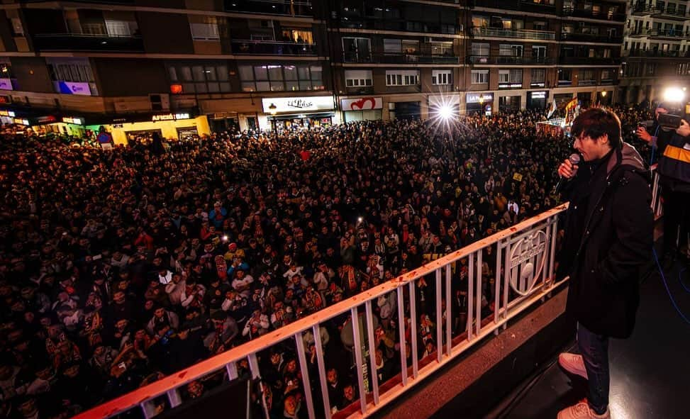 ダビド・シルバさんのインスタグラム写真 - (ダビド・シルバInstagram)「Muchas gracias al @valenciacf y los valencianistas por este día tan especial y por el cariño que siempre he recibo tanto yo como mi familia. Amunt Valencia!!🦇 🧡🖤」12月17日 21時31分 - david21lva