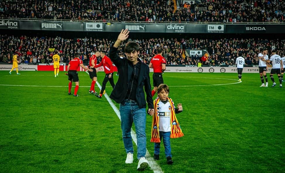 ダビド・シルバさんのインスタグラム写真 - (ダビド・シルバInstagram)「Muchas gracias al @valenciacf y los valencianistas por este día tan especial y por el cariño que siempre he recibo tanto yo como mi familia. Amunt Valencia!!🦇 🧡🖤」12月17日 21時31分 - david21lva