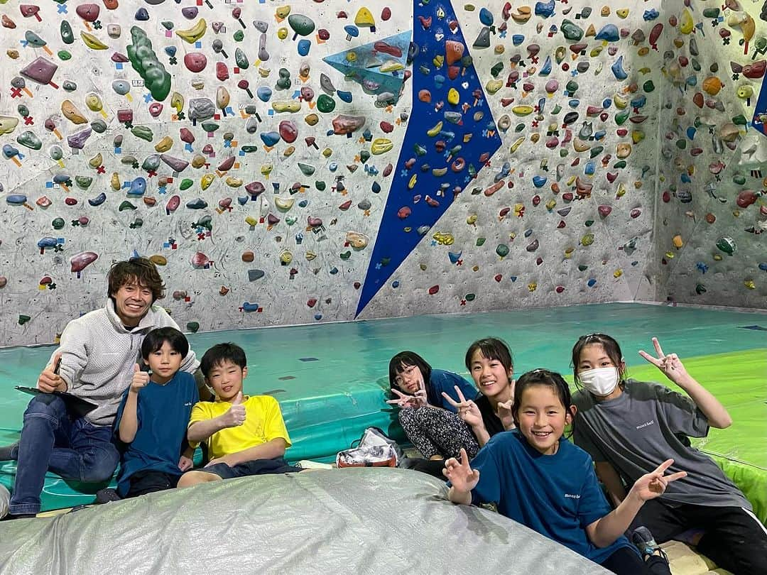 伊東秀和さんのインスタグラム写真 - (伊東秀和Instagram)「@fukayaclimbingvillage  今月も群馬チームの2日間のレッスン終了✨ 2029年の群馬国体に向けて2年前から強化コーチを依頼されてスタートした選手強化。当時小学生だったメンバーも中学生。今日レッスンした上の世代は群馬国体の頃は成年。昨日の小学生チームは少年少女。楽しみだなぁ✨ ジワジワと身体の成長も、技術も自身で積み上げて、一歩一歩成長出来てると思います！登りを楽しんでるのも見るのが嬉しい😁 来月のレッスンまで個々の目標や、方向性も明確になったしトレーニング楽しみながらガンバだね🔥😁 ランチは定番のお弁当。夜は2日連続で、うどんです💫 @raffinee_orientalbio  @a_climbing_jp  @mammut_japan  @camp1889outdoo #climbing  #training  #climbinglesson  #ヒデスク #群馬チーム #3年目  #鳥飯弁当  #定番  #深谷うどんやまや製麺所」12月17日 21時36分 - hide9a2019