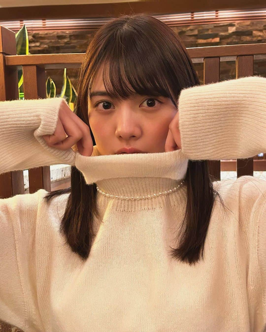 松永有紗のインスタグラム：「おにゅーの白ニット登場です🕊️🧶♡  いつも1枚目迷っちゃうのです。 皆さんだったらどれにしますか(*´-`)？笑  #new #knit  #cafe #happy #time #photography#question」