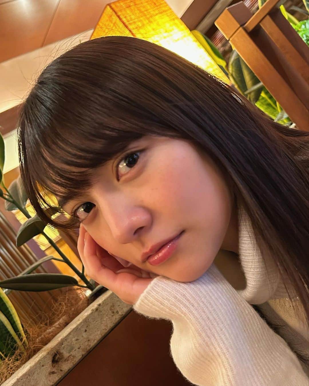 松永有紗さんのインスタグラム写真 - (松永有紗Instagram)「おにゅーの白ニット登場です🕊️🧶♡  いつも1枚目迷っちゃうのです。 皆さんだったらどれにしますか(*´-`)？笑  #new #knit  #cafe #happy #time #photography#question」12月17日 21時42分 - arisa_matunaga