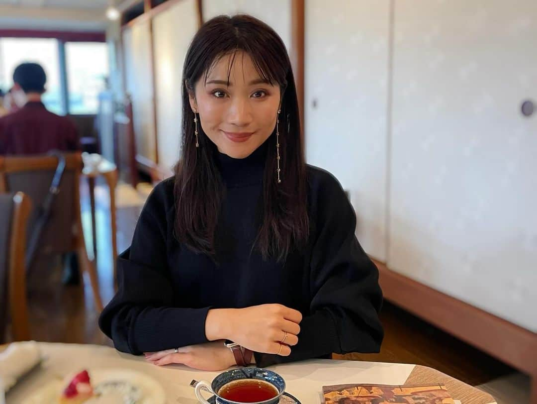 せとまみさんのインスタグラム写真 - (せとまみInstagram)「久々のweekend with 夫  大丸松坂屋様とのありがたいご縁で、市川團十郎白猿襲名披露へ。  まずはお茶とお菓子をいただきながら元NHKアナウンサー葛西先生からこの日の演目と十三代に続く市川家について教えていただく。人生初すぎて何着ていったらいいか分からないレベルだったので本当に助かりました(服に関しては松田奈緒子先生 @nidonebu のツイートに助けられた)  1階4列真ん中というありがたい席で夜の部はじまりはじまり。 マミ様が教えていたオンライン「メイクアップの為の色彩学講座」で江戸紫や浅葱色の成り立ちの講義をしていた私ですがこの目でちゃんと見るとなんとも胸にぐっとくる鮮やかさ❗️バックトゥザ江戸！  ひそかに楽しみにしていた染五郎さんも美しく(去年？shuuemuraのモデルしてたよね！) 演目も楽しめて感無量  「成田屋！」って言う気満々だったけどとてもじゃないけど言えなかったわ。いつか言いたい  翌日は夫のお祝いで(誕生日は数日前だけど)福島の天ぷら屋さんへ。この歳になると揚げ物が辛いかなと思いきやサラッとした軽めの衣でぺろっといただけました😋 脂質をたっぷり摂ったので明日からまた筋トレがんばりますよっと  急にものすごく寒くなってきたのでみなさまご自愛ください🙏  #weekend #family #歌舞伎 #kabuki #市川團十郎 #伊藤園 #おーい麻実 #kyoto」12月17日 21時52分 - mamiset