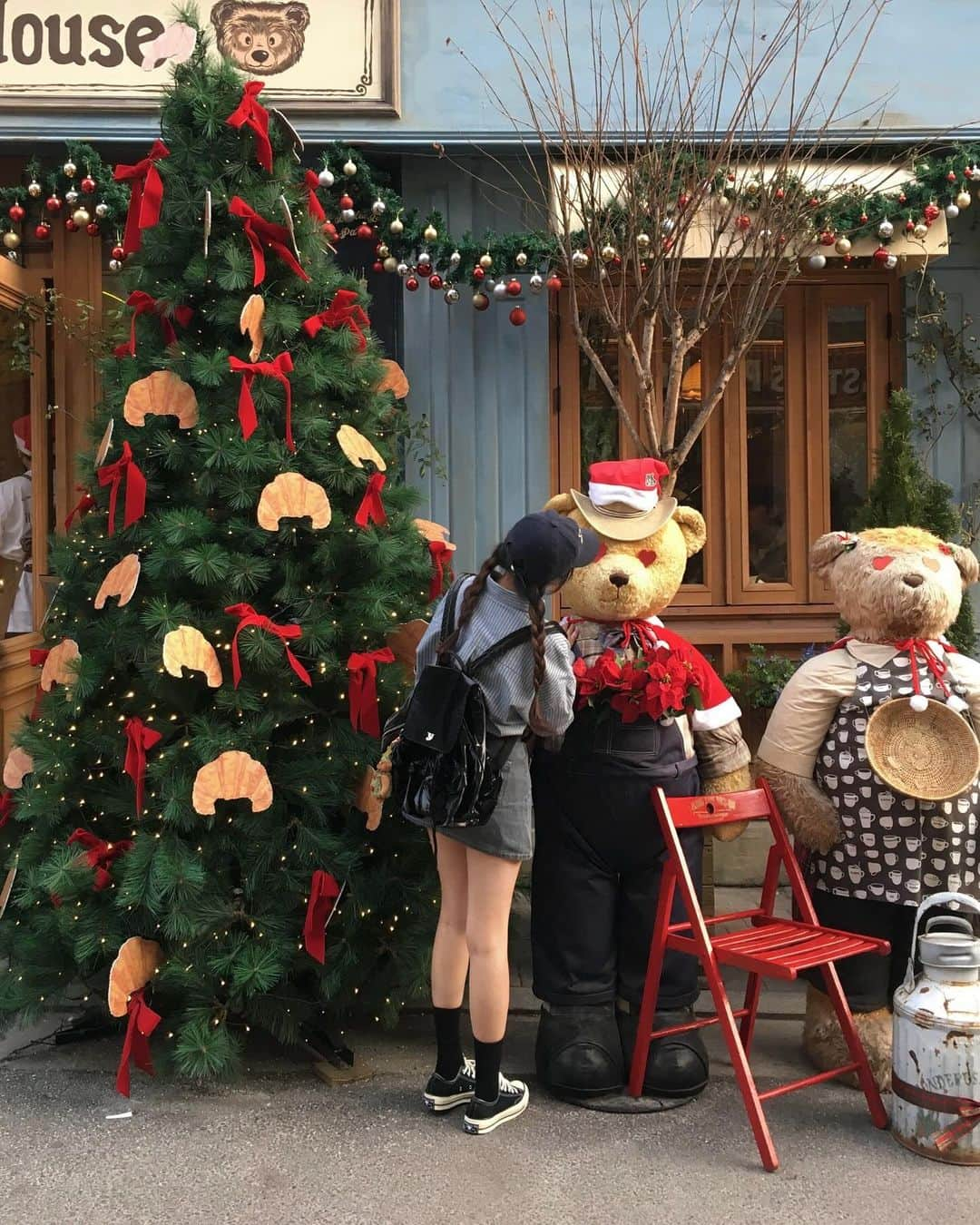 ユンジュのインスタグラム：「우리 친한 거 맞지 .. 💭🎄🧸🧸」