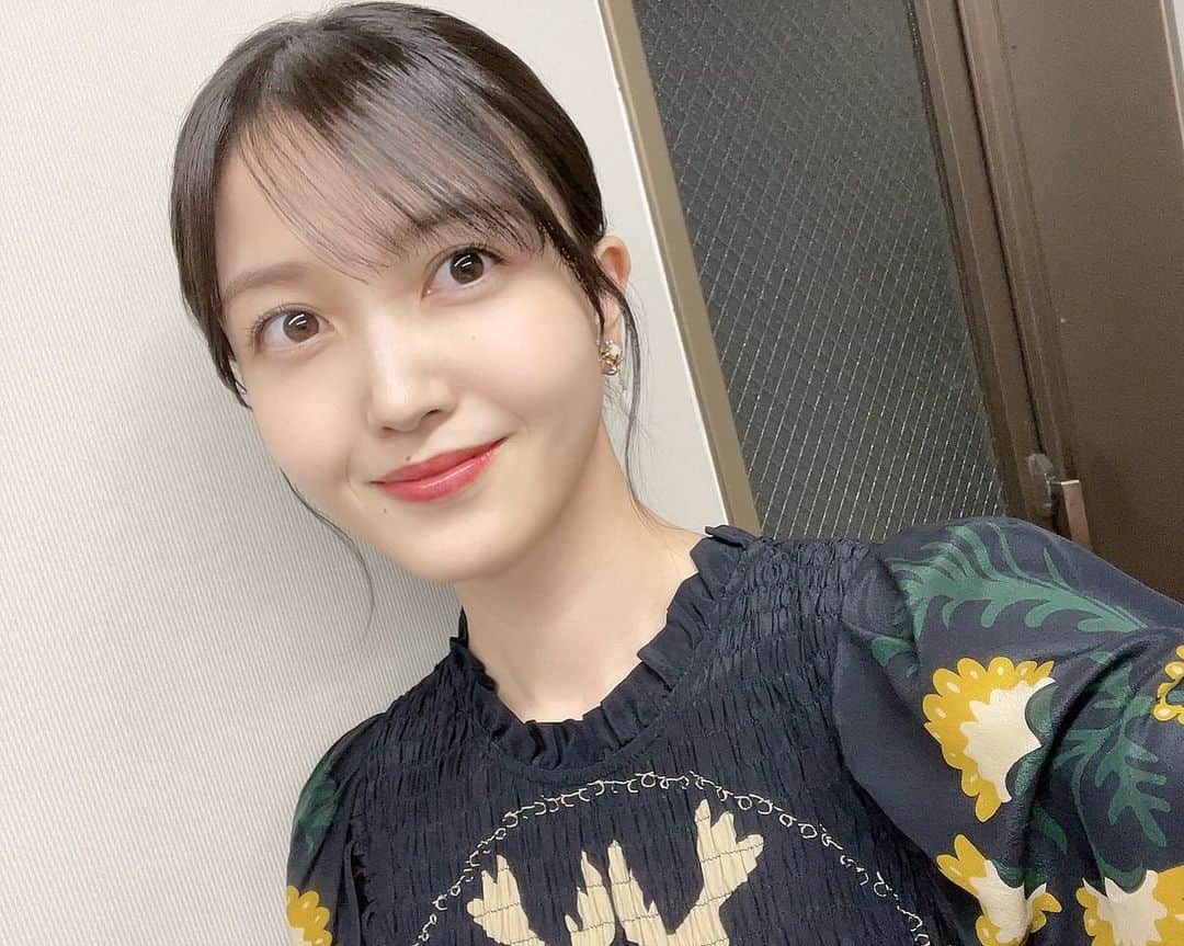 久保史緒里さんのインスタグラム写真 - (久保史緒里Instagram)「. 『大河ドラマ「どうする家康」 最終回パブリックビューイング&トークショーin岡崎』 ご来場いただいたみなさま、 本当にありがとうございました。  今日、新幹線で会場へ向かう途中、 窓から見える富士山が余りにも美しかったのです。 二人の父が、富士山を眺めながら語り合った日々を 懐かしみながら、今日が終わってほしくないと 願ってしまうほどでした。  最終回を、一年間見届けてくださったみなさまと 岡崎という五徳にとっても特別な地で観ることができ、 忘れられない時間を過ごすことができました。 本当にありがとうございました…！ 改めて『どうする家康』チームが大好きです。 この作品に参加できて、本当に幸せでした。 父上、そして、この作品に携わるすべてのみなさま、 本当に、本当に、お疲れ様でした。 そして、ありがとうございました。  #どうする家康 #また改めてお話を」12月17日 21時49分 - kubo.shiori.official