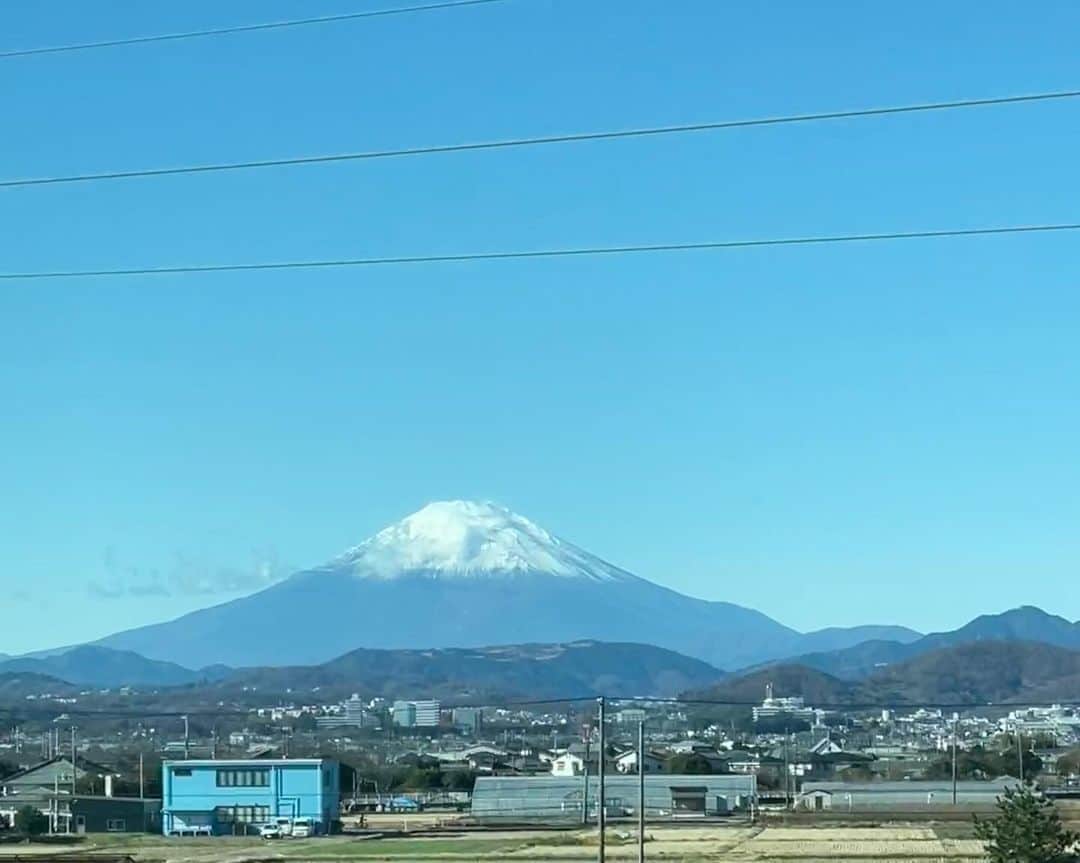 久保史緒里のインスタグラム：「. 『大河ドラマ「どうする家康」 最終回パブリックビューイング&トークショーin岡崎』 ご来場いただいたみなさま、 本当にありがとうございました。  今日、新幹線で会場へ向かう途中、 窓から見える富士山が余りにも美しかったのです。 二人の父が、富士山を眺めながら語り合った日々を 懐かしみながら、今日が終わってほしくないと 願ってしまうほどでした。  最終回を、一年間見届けてくださったみなさまと 岡崎という五徳にとっても特別な地で観ることができ、 忘れられない時間を過ごすことができました。 本当にありがとうございました…！ 改めて『どうする家康』チームが大好きです。 この作品に参加できて、本当に幸せでした。 父上、そして、この作品に携わるすべてのみなさま、 本当に、本当に、お疲れ様でした。 そして、ありがとうございました。  #どうする家康 #また改めてお話を」