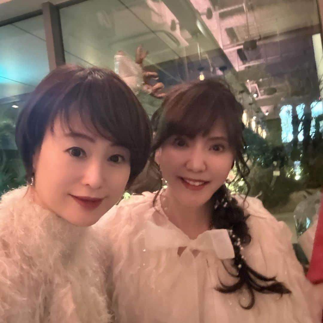 岩瀬玲さんのインスタグラム写真 - (岩瀬玲Instagram)「先日美容家の 靜ちゃん @shizuka.biyo  主催のクリスマスパーティーへ  美容家さんのメディア出演について ちょっとお話しさせていただきました  ずっと会ってみたかった @kako.iizuka さんにもお会いできました  靜ちゃんにはテレビ出演などもお願いささてもらってて 先日も収録に同行させてもらいました🥰  靜ちゃんはいろいろ講座もやってて頑張り屋さん パーティーにも靜ちゃんの生徒さんとか メルマガ読んでる方とかがたくさん参加されてました  靜ちゃん 貴重な機会ありがとうございます😊  #美容家 #キャスティング #クリスマスパーティー」12月17日 21時53分 - akirakkuma