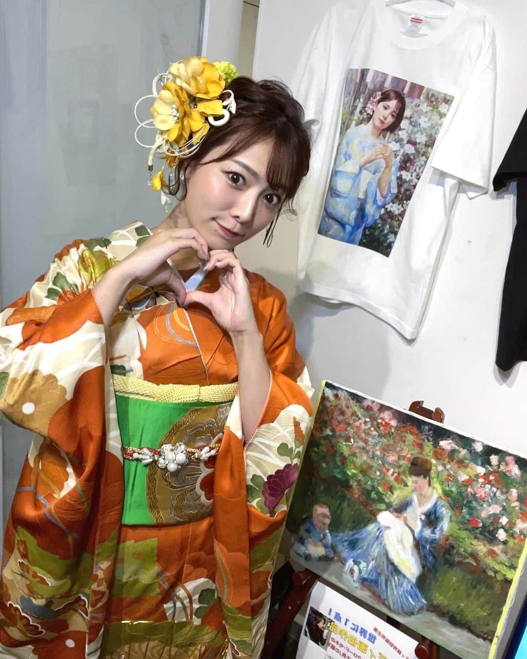 桑原茉萌さんのインスタグラム写真 - (桑原茉萌Instagram)「【シンディ展開催👏✨】 銀座永井画廊にて12/16(土)〜12/23(土)まで シンディがモデルをした作品のみの展覧会 シンディ展が開催されています🥰❤️  ・広田稔 ・岡田髙弘 ・上田耕造 ・大友義博 ・赤木範陸 ・大槻透 ・木下拓也 ・岩﨑拓也 以上 8名の先生が協力してくださいました✨  18歳の時に一度死を覚悟したからこそ、 生きているうちに "自分の姿を形に残したい" と思っていた夢が こんなに素敵な形で実現させていただけたことに 大変感謝いたします🥲✨ これから絵としてもずっと生き続けられるんだ… 私の生きた証が残る…と思ったら感動しすぎて涙が出ました。  初日は大好きなおばあちゃんが成人式の時に着ていた 振袖を着用して在廊したのですがおばあちゃんも すごく喜んでくれて嬉しかったし、着物のように 私の絵も後世まで沢山の人に楽しんでいただき 受け継がれていったらいいなぁ😌💖 サプライズの協力に力を貸してくれたのは浅草のさわだ屋さん！ いつも素敵に着付けてくださりありがとうございます👘💐  想像を遥かに超えて沢山の方が会いに来てくれたことも うれしんでぃすぎたし、一生の思い出です🌻🌻🌻  絵の販売もしていますが、他にも記念グッズの販売や シンディが高校生の頃に描いた絵のオークションも 開催しているのでぜひ見に来てくださると嬉しいです🌈  場所は『銀座の永井画廊』で検索してください✨ りおとマダムも会いに来てくれてうれしんでぃすぎたよーー🌹  こんなに素敵な機会を作ってくださった永井先生に 改めて感謝いたします🥲💖  #永井画廊 #絵 #油絵 #人物画 #広田稔 #岡田髙弘 #上田耕造 #大友義博 #赤木範陸 #大槻透 #木下拓也 #岩﨑拓也 #銀座 #ginza #fyp #kimono #japaneseculture」12月17日 21時53分 - cindystory__