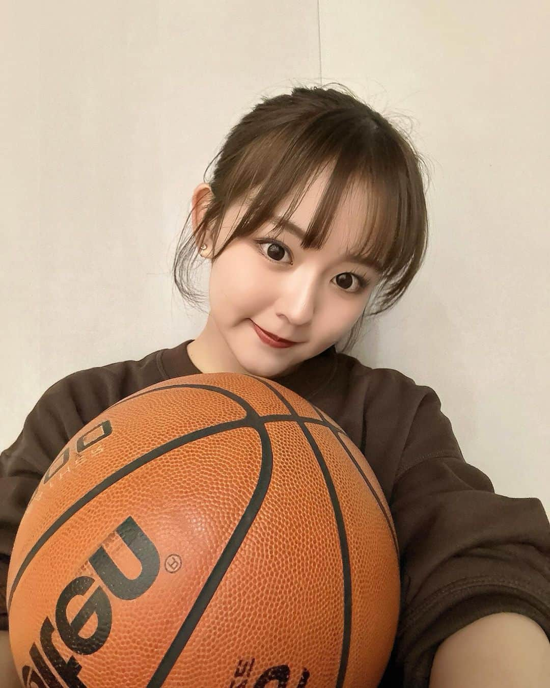 河野まひるさんのインスタグラム写真 - (河野まひるInstagram)「バスケ女子です🏀♡ 3対4で試合して、3人の方のメンバーだったから いつもより動いて疲れた！笑」12月17日 21時53分 - mahiru_kouno