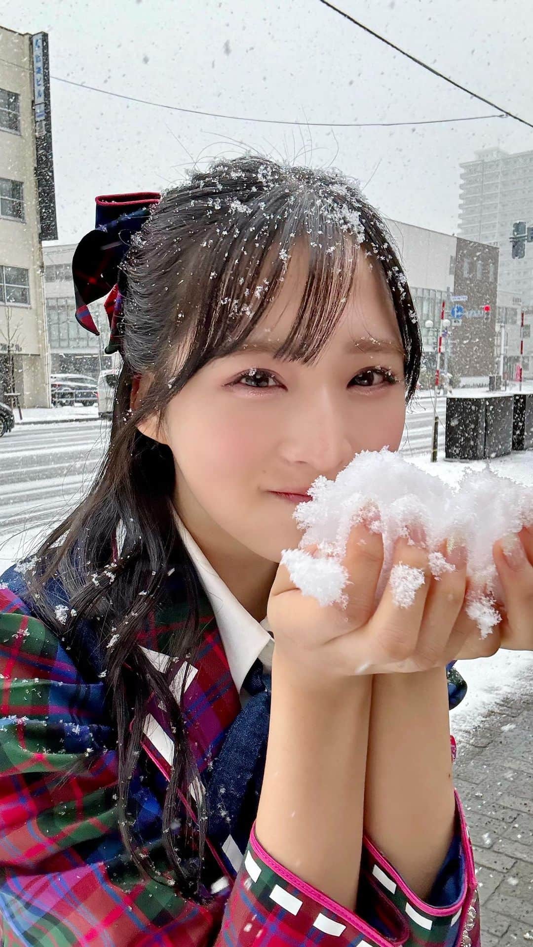 小栗有以のインスタグラム：「北海道の雪はとってもふわふわ~❄️  #北海道 #クリスマスイブ #優里　さん」