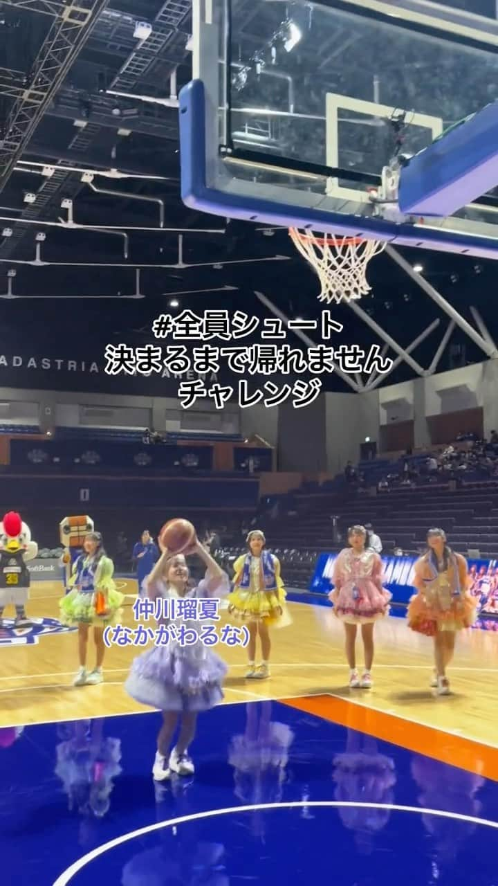 FRUITS ZIPPERのインスタグラム：「FRUITS ZIPPER がバスケしてみたら…🏀 #FRUITSZIPPER #ふるっぱー #フルーツジッパー #idol #アイドル #fyp #basketball #茨城ロボッツ」