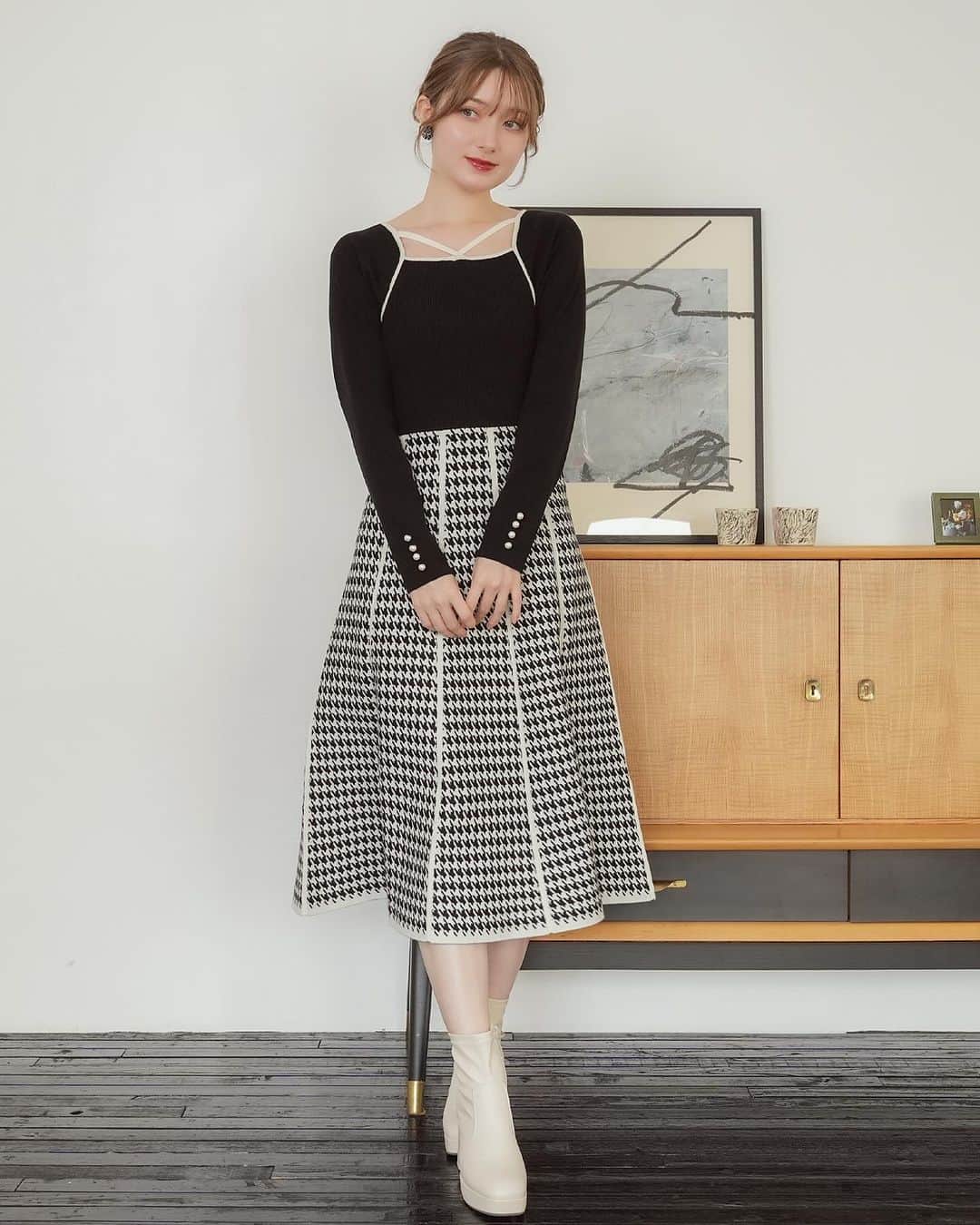ASTORIA ODIERさんのインスタグラム写真 - (ASTORIA ODIERInstagram)「◼︎千鳥クロスネックニットワンピース 　white×black / black×white / brown 　￥7,590  秋冬を匂わせるクラシカルでシックな千鳥柄は新鮮さもありつつ、一気にレディムード漂う一枚です。 センシュアルな印象を与えるクロスネックデザインは、顔周りをすっきりと見せ、華やかな仕上がりに。  ラグランスリーブに、配色ラインを加えることで肩回りもコンパクトで女性らしい華奢な印象に。  ハイウエスト切替の上品に広がるフレアシルエットは、気になるインナーのあたりをカバーしつつ女性らしく着用出来ます。 裾にかけて流れるように施した配色ラインもすっきりとした印象に仕上がります。  クラシカルな装いで今季らしくモードにまとめたコーディネートもおすすめです。  ⁡ ⁡ #astoriaodier #アストリアオディール #ニットワンピース #ニットワンピースコーデ #ワンピースコーデ #チェック柄ニット #冬コーデ #お仕事コーデ #清楚コーデ #キレイめコーデ #大人フェミニン #大人フェミニンコーデ #通勤コーデ #仕事服 #オフィスカジュアルコーデ #デートコーデ #通学コーデ #お仕事コーデ」12月17日 22時09分 - astoriaodier