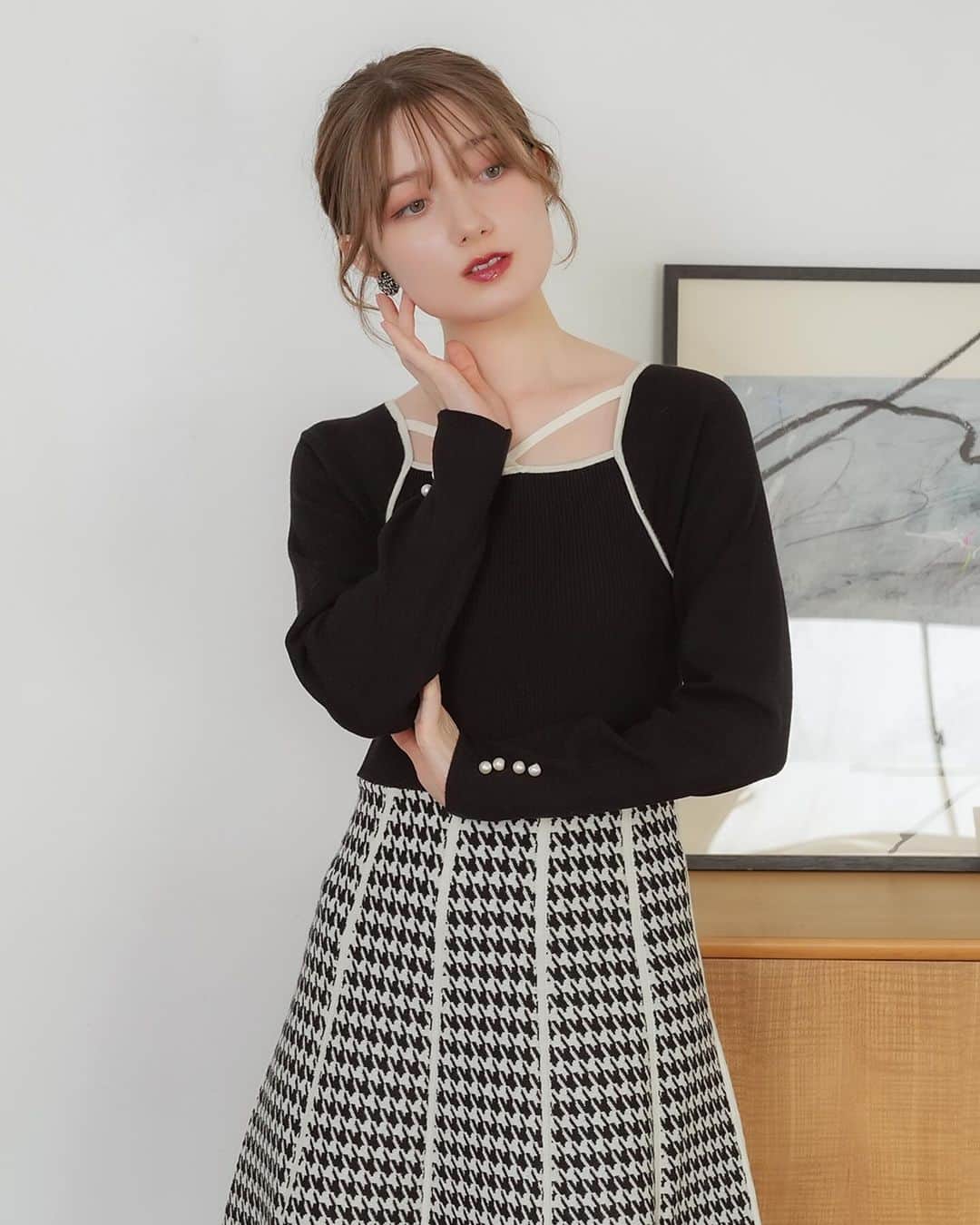 ASTORIA ODIERさんのインスタグラム写真 - (ASTORIA ODIERInstagram)「◼︎千鳥クロスネックニットワンピース 　white×black / black×white / brown 　￥7,590  秋冬を匂わせるクラシカルでシックな千鳥柄は新鮮さもありつつ、一気にレディムード漂う一枚です。 センシュアルな印象を与えるクロスネックデザインは、顔周りをすっきりと見せ、華やかな仕上がりに。  ラグランスリーブに、配色ラインを加えることで肩回りもコンパクトで女性らしい華奢な印象に。  ハイウエスト切替の上品に広がるフレアシルエットは、気になるインナーのあたりをカバーしつつ女性らしく着用出来ます。 裾にかけて流れるように施した配色ラインもすっきりとした印象に仕上がります。  クラシカルな装いで今季らしくモードにまとめたコーディネートもおすすめです。  ⁡ ⁡ #astoriaodier #アストリアオディール #ニットワンピース #ニットワンピースコーデ #ワンピースコーデ #チェック柄ニット #冬コーデ #お仕事コーデ #清楚コーデ #キレイめコーデ #大人フェミニン #大人フェミニンコーデ #通勤コーデ #仕事服 #オフィスカジュアルコーデ #デートコーデ #通学コーデ #お仕事コーデ」12月17日 22時09分 - astoriaodier