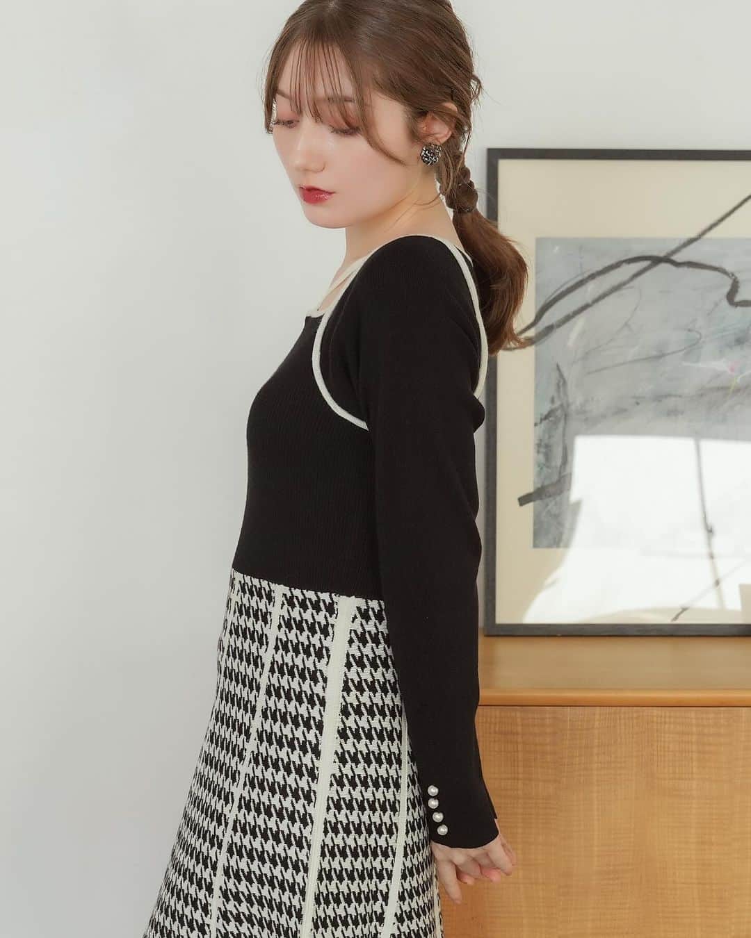 ASTORIA ODIERさんのインスタグラム写真 - (ASTORIA ODIERInstagram)「◼︎千鳥クロスネックニットワンピース 　white×black / black×white / brown 　￥7,590  秋冬を匂わせるクラシカルでシックな千鳥柄は新鮮さもありつつ、一気にレディムード漂う一枚です。 センシュアルな印象を与えるクロスネックデザインは、顔周りをすっきりと見せ、華やかな仕上がりに。  ラグランスリーブに、配色ラインを加えることで肩回りもコンパクトで女性らしい華奢な印象に。  ハイウエスト切替の上品に広がるフレアシルエットは、気になるインナーのあたりをカバーしつつ女性らしく着用出来ます。 裾にかけて流れるように施した配色ラインもすっきりとした印象に仕上がります。  クラシカルな装いで今季らしくモードにまとめたコーディネートもおすすめです。  ⁡ ⁡ #astoriaodier #アストリアオディール #ニットワンピース #ニットワンピースコーデ #ワンピースコーデ #チェック柄ニット #冬コーデ #お仕事コーデ #清楚コーデ #キレイめコーデ #大人フェミニン #大人フェミニンコーデ #通勤コーデ #仕事服 #オフィスカジュアルコーデ #デートコーデ #通学コーデ #お仕事コーデ」12月17日 22時09分 - astoriaodier