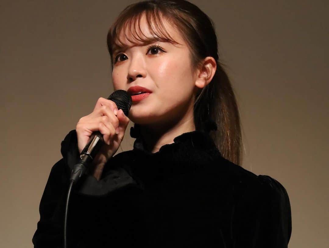 外薗葉月さんのインスタグラム写真 - (外薗葉月Instagram)「短編映画「路地裏のコスモス」 上映会&舞台挨拶ありがとうございました︎☺︎  改めて素敵な映画に携わらせていただき光栄です☺️  そして劇中歌も歌わせていただきました🎧  何気に広い会場で1人で歌うことが初めてだったから緊張した..!! でも皆さん暖かい目で聴いていただきありがとうございます🤍  最後のエマさんの言葉本当に感動しました🫧 みんなが幸せな形で生きていく！！！  今日会場まで来てくださった皆さんありがとうございました🌸」12月17日 22時18分 - hazuki_hokazono