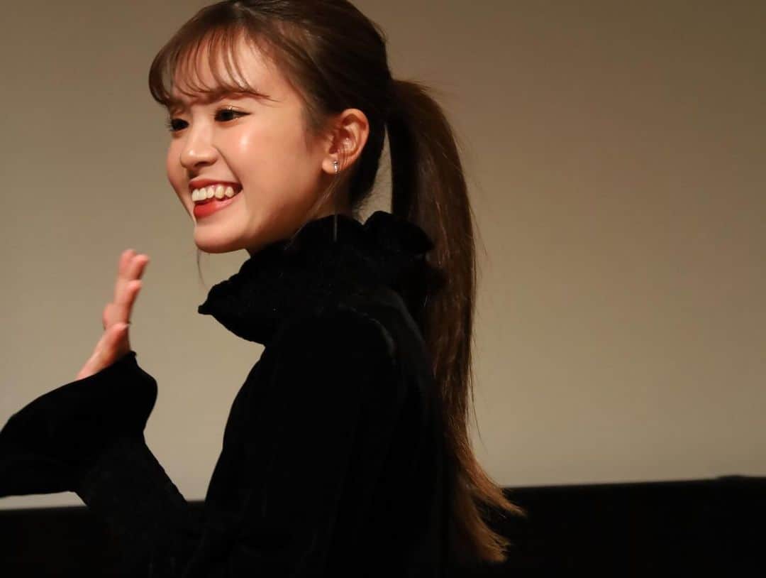 外薗葉月さんのインスタグラム写真 - (外薗葉月Instagram)「短編映画「路地裏のコスモス」 上映会&舞台挨拶ありがとうございました︎☺︎  改めて素敵な映画に携わらせていただき光栄です☺️  そして劇中歌も歌わせていただきました🎧  何気に広い会場で1人で歌うことが初めてだったから緊張した..!! でも皆さん暖かい目で聴いていただきありがとうございます🤍  最後のエマさんの言葉本当に感動しました🫧 みんなが幸せな形で生きていく！！！  今日会場まで来てくださった皆さんありがとうございました🌸」12月17日 22時18分 - hazuki_hokazono