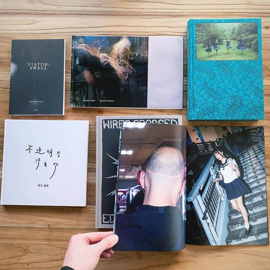 蓮井元彦さんのインスタグラム写真 - (蓮井元彦Instagram)「#Repost @tokyocamerastyle ・・・ Year-end photobook list season is here. My article about my six favorite from 2023 is up on PCT @photoandculture_tokyo - link in bio! In no particular order, they’re:  1. Ed Templeton, Wires Crossed Aperture  @ed.templeton / @wires_crossed   2. Motohiko Hasui,  Viator / Swell 蓮井元彦, 「Viator / Swell」 @motohiko_hasui  Libro Arte @libroarte_   3. Kirisa Uzu, Opaque Beast  卯月梨沙、「不透明なけもの」 Self Published  4. Tomona Hayashi, Fragment Light  林朋奈初 「フラグメントライト」 @hayashitomona  Self Published @3rddg   5.　Yoshihiko Ueda, Always Dream 上田義彦　「いつでも夢を」 @yoshihikouedaofficial  Akaaka @akaakasha   6. Feng Li, Tokyo 冯立, 「TOKYO」  @fenglee313  Place M @placem_tokyo   #photobookjousting #photobooks2023」12月17日 22時11分 - motohiko_hasui