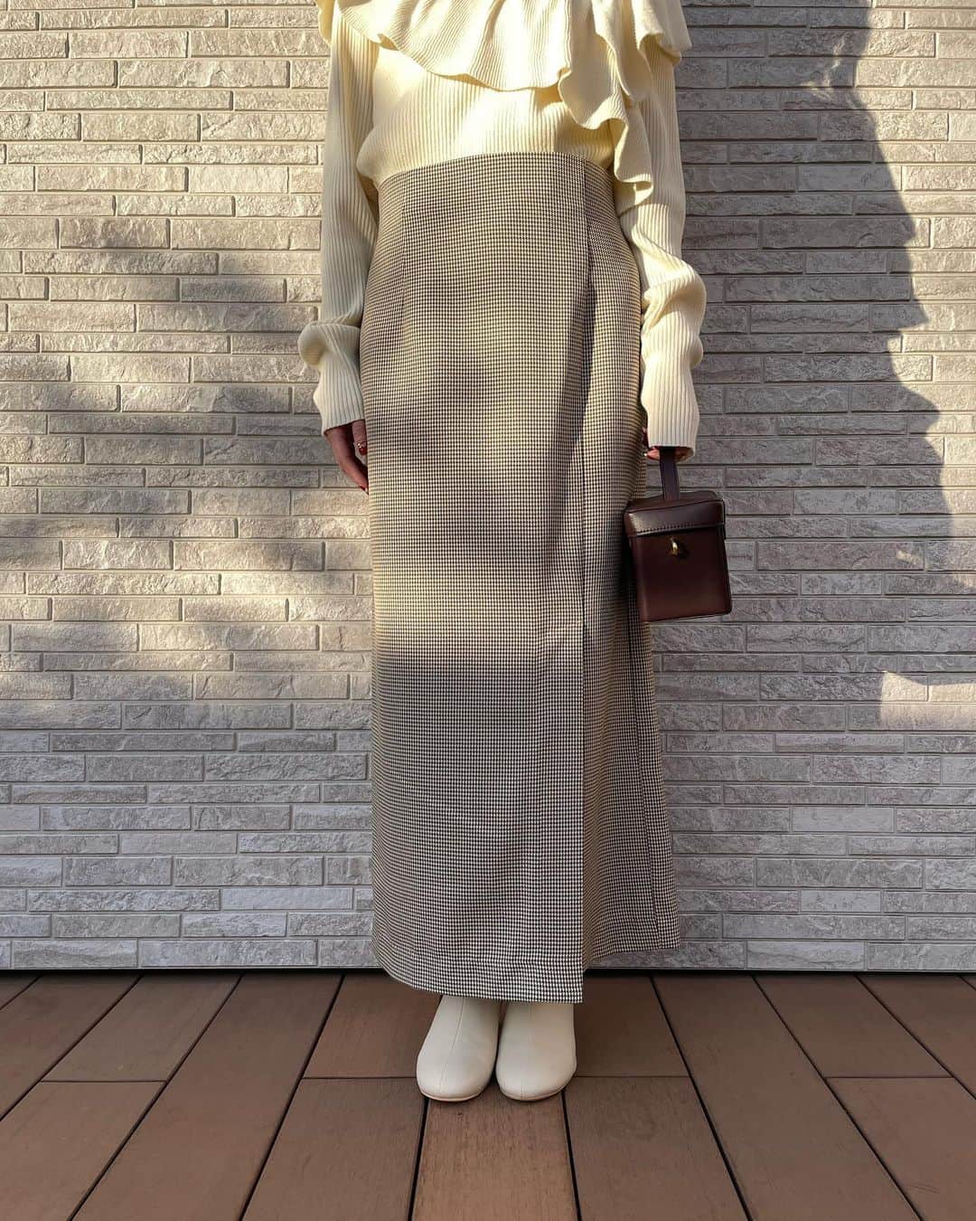 SM2olohuone LUMINE立川店さんのインスタグラム写真 - (SM2olohuone LUMINE立川店Instagram)「⠀ ⠀ ⠀ ⠀⠀ ⠀  ┈ ┈ ┈ ┈ ┈ ┈ ┈ ┈ ┈ ┈ ┈ ┈ ┈ ┈ ┈ ┈ ┈⠀  ⠀ ⠀ ⠀ ⠀⠀ ⠀ ⠀  holiday seasonにぴったりなコーディネートの ご紹介⚘⠜  女性らしいフリルにスタイルアップにもなる タイトスカートを合わせて𓂃 オフ×ベージュ合わせて柔らかな雰囲気に♡ ⠀  ⠀ ⠀  ┈ ┈ ┈ ┈ ┈ ┈ ┈ ┈ ┈ ┈ ┈ ┈ ┈ ┈ ┈ ┈ ┈⠀⠀ ⠀ ⠀  Té chichi  ◌knit ◌skirt ◌bag(Té chichi CLASSIC) ◌boots⠀ ⠀⠀⠀  ⠀ ⠀⠀ ⠀ ⠀ ⠀⠀ ⠀  #techichi #テチチ #オフィスコーデ #オフィスカジュアル #お仕事を楽しく #リバティー #オンコーデ #通勤コーデ #通勤スタイル #通勤服 #OLコーデ #大人カジュアル #お仕事コーデ #働く女性 #オトナ女子 #オンオフ兼用 #秋トレンド  #秋コーデ #canshopig #go5_lumitachi #fashion #spring #me #feminine #フェミニン #フェミニンコーデ #デート服 #冬コーデ #冬トレンド」12月17日 22時12分 - sm2olohuone_lumine