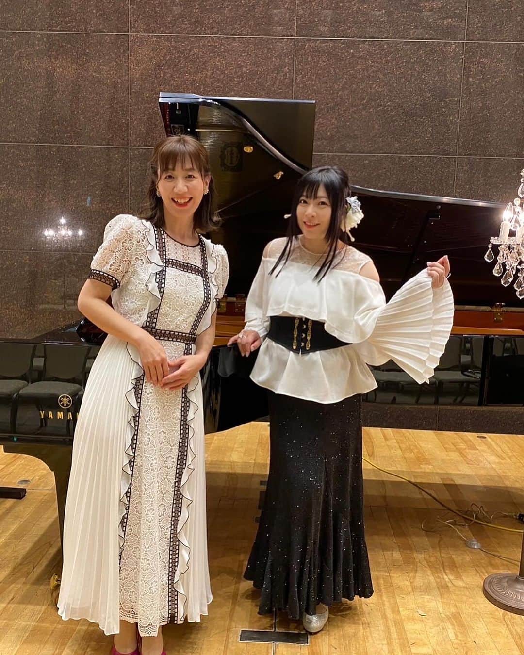 鈴華ゆう子さんのインスタグラム写真 - (鈴華ゆう子Instagram)「本日は鈴華ゆう子クリスマスコンサート昼、夜2回公演ありがとうございました。 ピアニストの広田圭美ちゃんと2人きりで、シンプルかつ大胆な音楽をお届け！ @tamamihirota  昼夜とセットリストをガラリと変えて冬の曲をたっぷりと奏でました。 2023年の締めくくりに心を込めて音楽で感謝を伝える事ができ、幸福感に満たされてます。 みなさま温かく、そしてとても楽しい時間でした。 #鈴華ゆう子 #広田圭美 #鈴華ゆう子クリスマスコンサート2023 #華屋敷 #華ファミリー #yukosuzuhana」12月17日 22時15分 - yuko.suzuhana