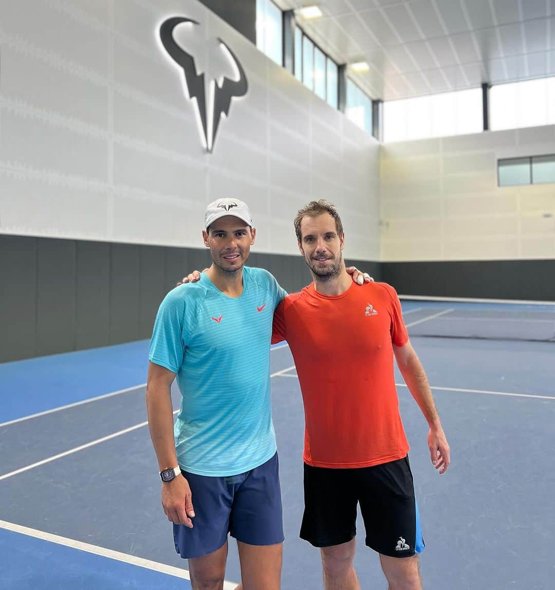 ラファエル・ナダルのインスタグラム：「🎩 Merci! 🎩 @richardgasquet34 🤝 @rafaelnadal   We really enjoyed this practice at the @rafanadalacademy! VAMOS‼️」