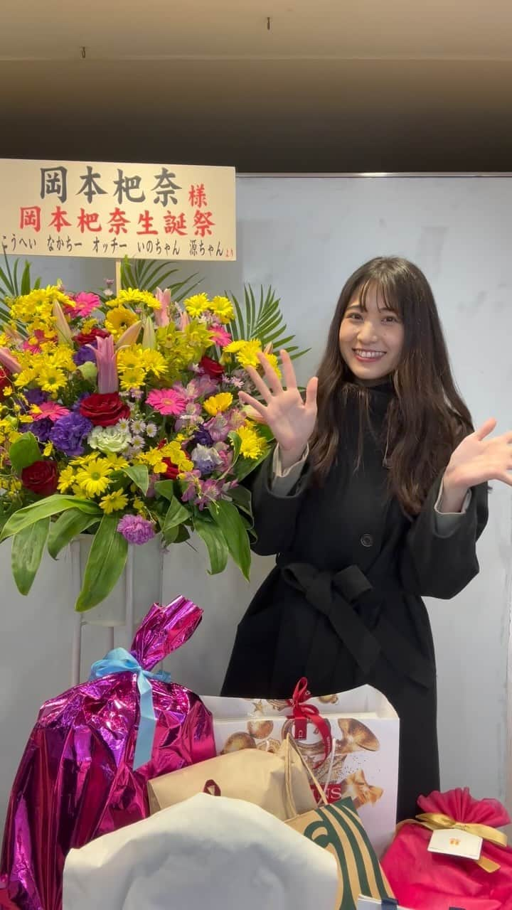 岡本杷奈のインスタグラム：「本日は生誕祭ライブありがとうございました😭✨️🎉 ほんと最高の生誕祭ライブでした.˚‧(´ฅωฅ｀)·˚.✨️  私、小さい頃アイドルになるのが夢で、よく歌ったりすることが好きだったので、その小さい頃の夢が26歳になって叶うとは思ってなかったです🥹💕  私身長高い割には体力がほんとなくて（引きこもり←） めっちゃ息切らしてたね😂笑 ずっと歌って踊るってことがこんなにも大変なんだと 痛感しました…本当にアイドルって偉大だ✨️✨️  そしてファンのみんなも、沢山サイリウムも降ってくれて、 掛け声もしてくたり、真剣に歌を聴いてくれたり、とライブを楽しんで貰えてるのがステージの上から見えて、本当に嬉しかったなぁ😢✨️✨️今でも余韻が凄いです！！！  こんなに楽しいライブが出来たこと絶対忘れられない☺️💕 本当に最高の一日だった✨️✨️みんなも同じ気持ちだったらいいな🫰💕  今日は本当に素敵な思い出をありがとう😢💖💖   #生誕祭ライブ」