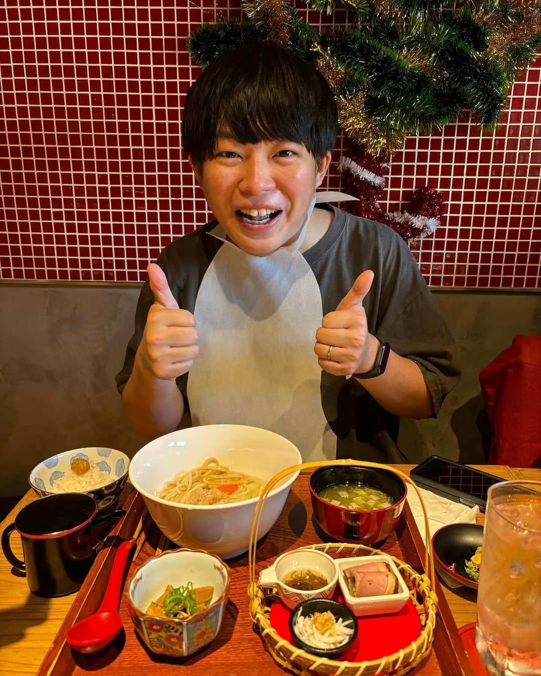 桜 稲垣早希さんのインスタグラム写真 - (桜 稲垣早希Instagram)「今日はバンコクにあるめちゃくちゃ美味しいと噂の『No name Noodle』と言うラーメン屋さんにあっぱれさんがうちら家族を連れて行ってくれました😆✨  このラーメン屋さんの大将の井上虫歯二本さんは元吉本芸人で、タイでこだわりのラーメン屋オープンさせて大成功しているすごい人でした😆  そのラーメンはもうね、、 もう、すごいのよ、、！！  異次元の美味さ！！  もう感想が出てこないほど飛び抜けて美味しかったです  1日最高６杯ラーメンを食らうりおなりくんも感動で震えていました。🍜🍜🍜🍜🍜🍜  日本でもなかなかこのレベルのラーメンは見た事が無い！！と大絶賛でした  動画も撮らせてもらったのでまた後日投稿しますので震えながら食べる様を見てください😆  そして、その後恒例のアソークのTAMIYAにミニ四駆しに行きました🥳  日曜日なのでタイの強者達がたくさん集まって改造しては試しに走らせてを繰り返すガチ空間で、トニーも混ざって自分のミニ四駆を楽しそうに走らせてました😁  大人のマシンはスピード求めすぎてひっくり返ったりなかなか完走出来ないですが、トニーのはいじって無い分安定の走りで大人に勝ってすごい喜んでました😆  チームのユニホーム作って来年ミニ四駆の大会を本格的に目指すことになったので来年は忙しくなりそうです😆  そして帰りにまたラーメンの試食会に連れて行って頂きまた美味しいラーメン食べて帰って来ました🤤  あああ、、、幸せな1日だった、、😇  #桜稲垣早希 #りおなり #あっぱれコイズミ #井上虫歯二本 #タイ移住 #3歳男の子育児 #海外子育てさ #タイ #バンコク #りおなり夫婦のビログ旅 #No name noodle #ミニ四駆 #タイでミニ四駆 #tamiyamini4wd」12月17日 22時27分 - sakura_inagaki_saki