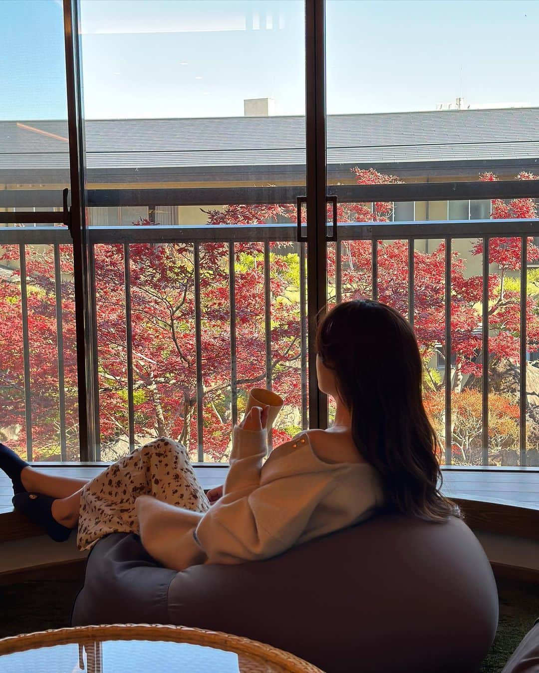 伊藤奈月さんのインスタグラム写真 - (伊藤奈月Instagram)「⁡ 先日ステイした 山梨県の温泉 甲子園ホテルが 素敵だったのでご紹介🏨♨️ ⁡ お部屋編 / サウナ&岩盤浴編 / お食事編 に分けて投稿するので、 まずは お部屋編から🍵🍁 ⁡ 今回は「 金峰 」という 最高峰の特別室をご用意していただきました💫💫 ⁡ これが全て 独り占め?!?! と驚くほど広すぎるプライベート空間、、🫢 ⁡ 広々バルコニーには 客室露天風呂が、 ノーマル露天風呂 / 寝湯 / 足湯 / サウナ / 水風呂 と盛りだくさん♨️ ⁡ お部屋は、 ・お食事を持ってきてもらえる リビングルーム ・プロジェクター付き&紅葉ビューのおくつろぎルーム ・洋室ベッドルーム ・和室 と こちらも盛りだくさん👐🏻 洗面台 シャワー お手洗い  全て 2つづつ付いてるので ストレスフリーでした🌿 ⁡ ⁡ ワインや 山梨の葡萄や桃ジュースが 飲み放題のドリンクサーバーも お部屋に付いてるし、 富士山ビール2瓶もサービスでありました！🍻 ⁡ 更に このお部屋宿泊の方は、 他のこだわりワインも 1人4杯ずつ飲めるに加え、 ロビー横のラウンジも使えるので そちらの他のドリンクも飲み放題、、、 という とりあえず飲み放題すぎる🙄🥂🍷🥃🍸 ⁡ 長くなるので また別投稿に ラウンジやお食事の様子は載せます〜 ⁡ ⁡ #ホテル甲子園  #石和温泉 #山梨県  #山梨温泉  #山梨旅館 #貸切サウナ  #山梨サウナ #サウナ  #バレルサウナ  #岩盤浴 #日本庭園  #鯉  #山梨旅行 #客室露天風呂  #温泉  #温泉旅行 ⁡」12月17日 22時22分 - naachan__