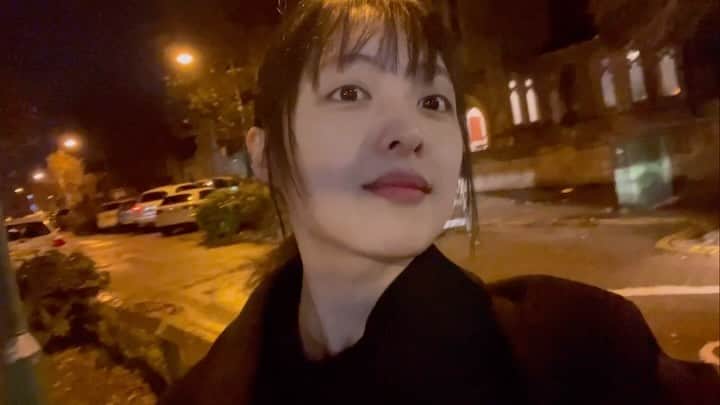キム・ボラのインスタグラム：「좋은 각도 찾기 어렵네요.. 🦦 쩝..」