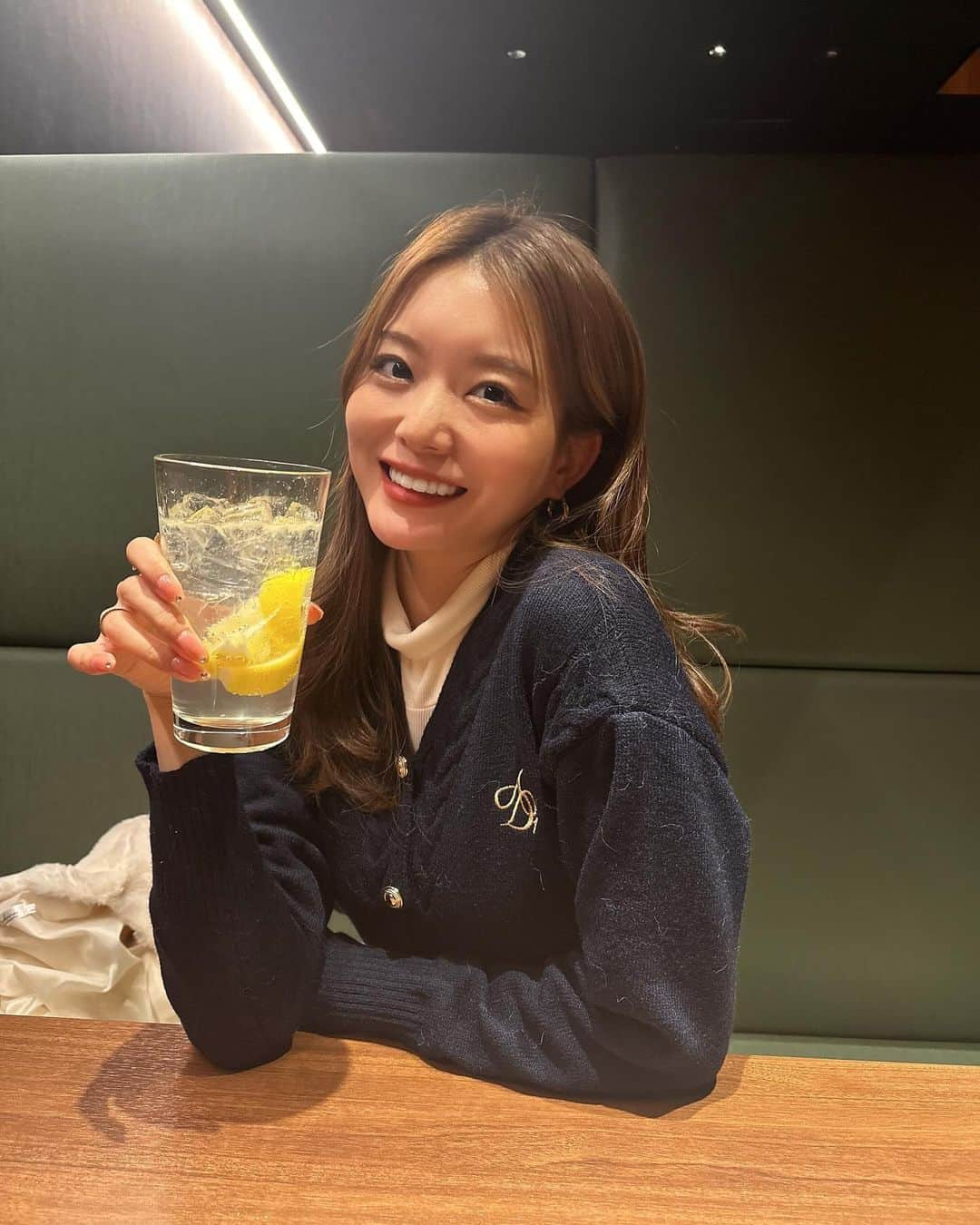 蜂谷晏海さんのインスタグラム写真 - (蜂谷晏海Instagram)「コートのモケモケが付いてしまってて🙇‍♀️🩵 ネイル可愛いから撮って！って撮ってもらったけど のんべえ丸出しです☺️🍋❤️笑 ビールからのレモンサワー最高 #ビール#レモンサワー#冬 #ネイル#セルフジェルネイル」12月17日 22時28分 - hachiyaami