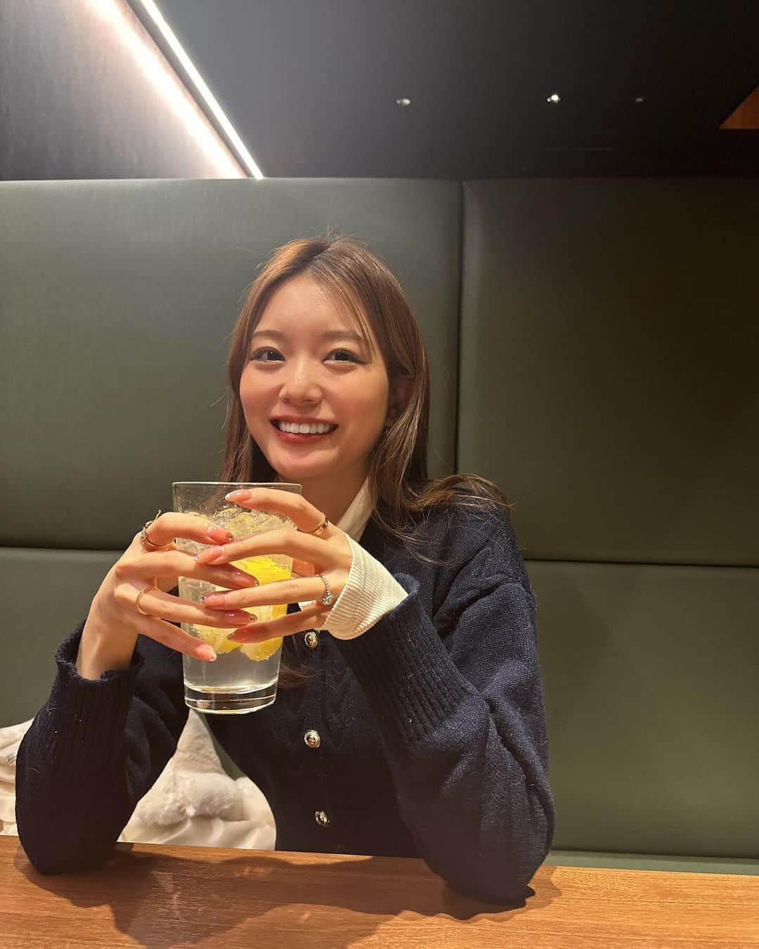 蜂谷晏海さんのインスタグラム写真 - (蜂谷晏海Instagram)「コートのモケモケが付いてしまってて🙇‍♀️🩵 ネイル可愛いから撮って！って撮ってもらったけど のんべえ丸出しです☺️🍋❤️笑 ビールからのレモンサワー最高 #ビール#レモンサワー#冬 #ネイル#セルフジェルネイル」12月17日 22時28分 - hachiyaami