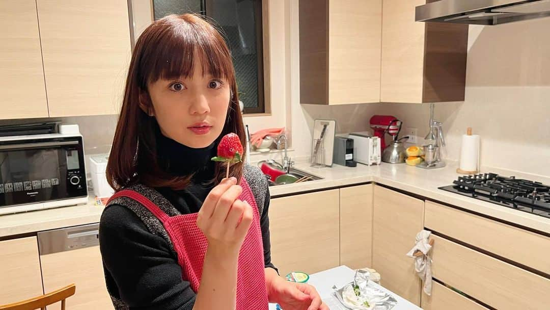 小倉優子のインスタグラム：「子ども達とレンジで簡単に イチゴ飴を作ってみました☺️✨  YouTubeをアップしたので、 良かったら見てください💓  #いちご飴」