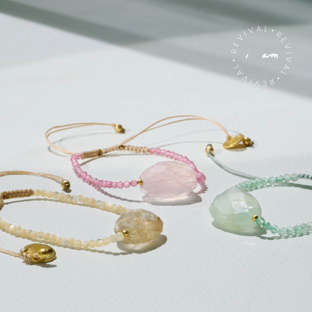 ARTIDA OUD／アルティーダ ウードのインスタグラム：「⁡ ─“I am” Donation Revival─ ⁡ おかげさまで、 “I am” Donationのジュエリーは発売する度に、瞬く間に完売を繰り返してまいりました。 ブランドローンチから支えてくださった皆さまへ、感謝の気持ちを込めて。 12月15日 (金) より4日間にかけて、投票で選ばれた人気のブレスレットやチョーカーを復刻発売いたします。 ⁡ 【12月18日 (月) 12:00発売】 “I am” Donation プロジェクトに賛同し、ブランドの根源に優しさと強さを併せもつMAISON N.H PARIS @maisonnhparis × Vermeil par iéna @vermeilpariena とのトリプルコラボレーション。 ラフカットのアクアマリン、ローズクォーツ、ルチルクォーツをアクセントに、天然石を連ねてブレスレットに仕上げました。 ⁡ ⁡ ーHow to join “I am” Donationー ▶︎Step 1.  “I am” Donationのジュエリー購入により、1点につき1,000円が寄付されます。 ▶︎Step 2.  “I am” Donationのジュエリーが写った写真を #iamdonation を付けてフィードへご投稿いただくと、追加で100円が寄付されます。（合計1,100円の寄付に） ⁡ ⁡ “I am” Donation Revival 明日、12月18日 (月) 12:00発売予定 ⁡  MAISON N.H PARIS x Vermeil par iéna bracelet 8,580yen (with tax) @artidaoud」