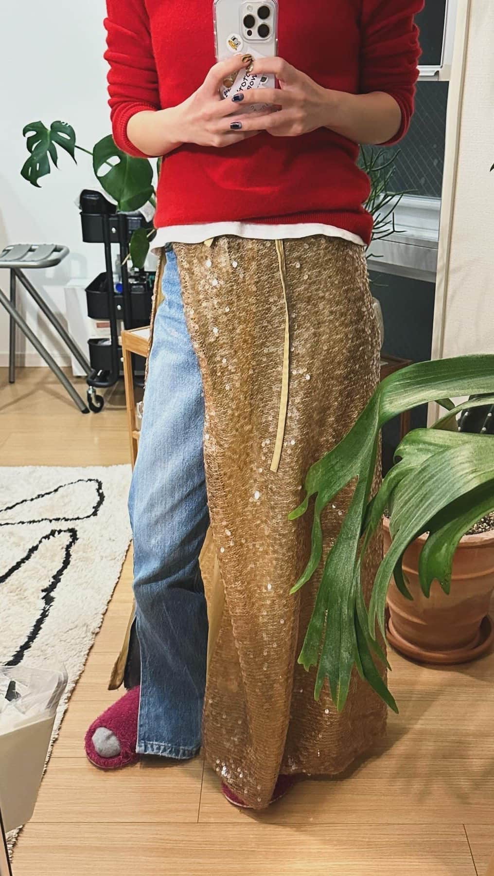 福地夏未のインスタグラム：「🎄 1人クリスマススタイル🫶🏻 ゴールドと赤の組み合わせ愛おしい〜  _ #ootd #code #fashion #配色が #クリスマスコーデ #minmin_fashion #派手 #krispykreme #足元スリッパ」