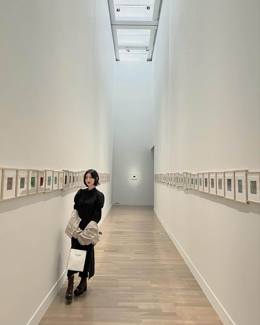 志崎樺音さんのインスタグラム写真 - (志崎樺音Instagram)「・ 12月25日までらしく、素でおすすめなので載せておく。  偶然立ち寄った展示空間がとても美しくてびっくり。  ✌︎  #大巻伸嗣 #真空のゆらぎ  #新国立美術館」12月17日 22時47分 - kshizaki_official