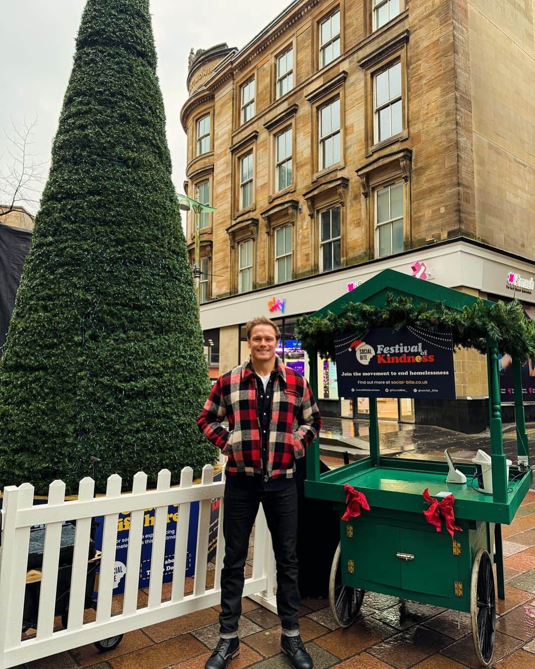 サム・ヒューアンのインスタグラム：「Blustery day in Glasgow!☔️ So heart warming to see the good people of @social_bite out in the wind and rain, raising support to help end homelessness.  You too can support and give homeless people a warmer holiday season! 🎄❤️  Link in stories!x」