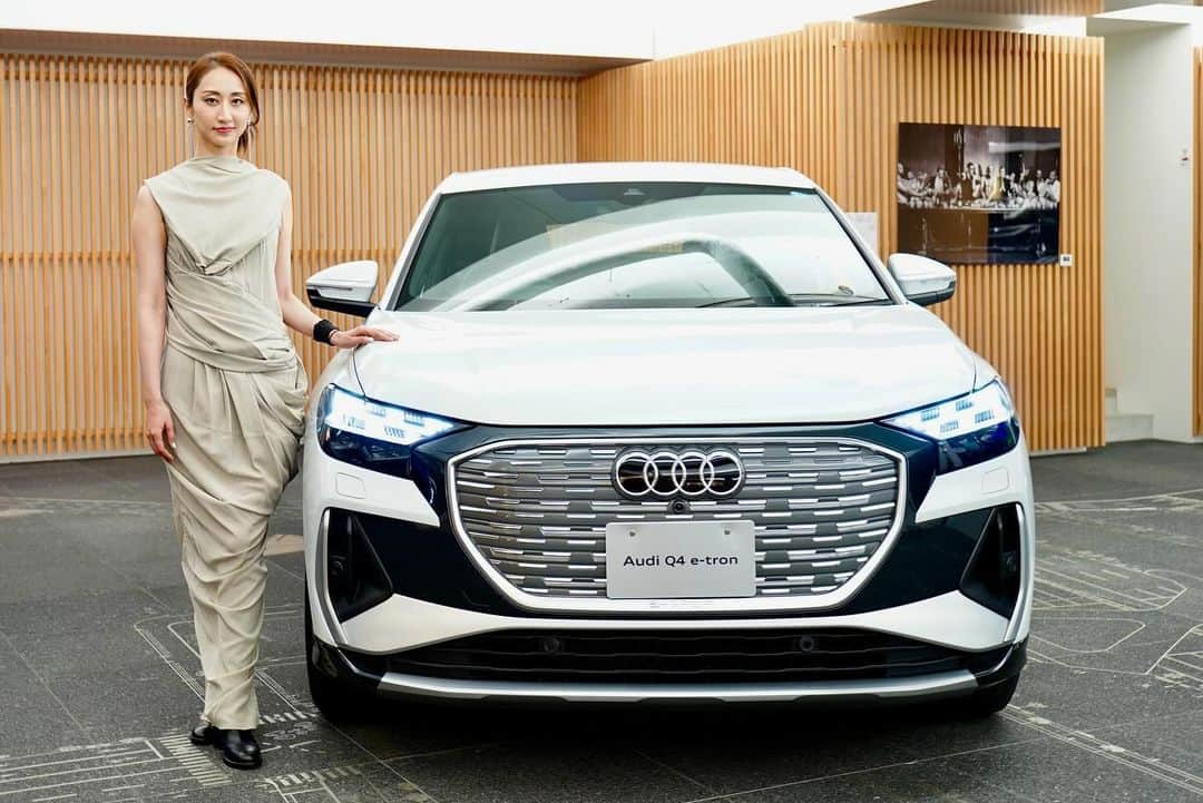 Ms.OOJAさんのインスタグラム写真 - (Ms.OOJAInstagram)「Audi Q4 e-tron Ms.OOJA Acoustic LIVE in銀座G735GALLERY  当選された50名のお客様とのライブでした、おじゃファミもたくさんいて嬉しかったなぁ☺️  スタイリッシュなAudiQ4を私も試乗させてもらいましたが、本当にスムーズでいくらでも走れそうな安定の乗り心地、電気自動車もここまで来たのか！と驚きました。 いわゆる「レスポンスが早い」ですww←  2023年最後のLIVEに素敵な空間で皆様にお会いできて本当に嬉しかったです。 残念ながら外れてしまったおじゃファミは来年必ず会おうね🔥  ピアノ櫻井大介 @saku_pf  チェロ伊藤修平 @goshu27   セトリ White letter Christmas song True 40 光射す方へ Be...  #msooja #audi #q4 #q4etron」12月17日 22時54分 - msoojafaith