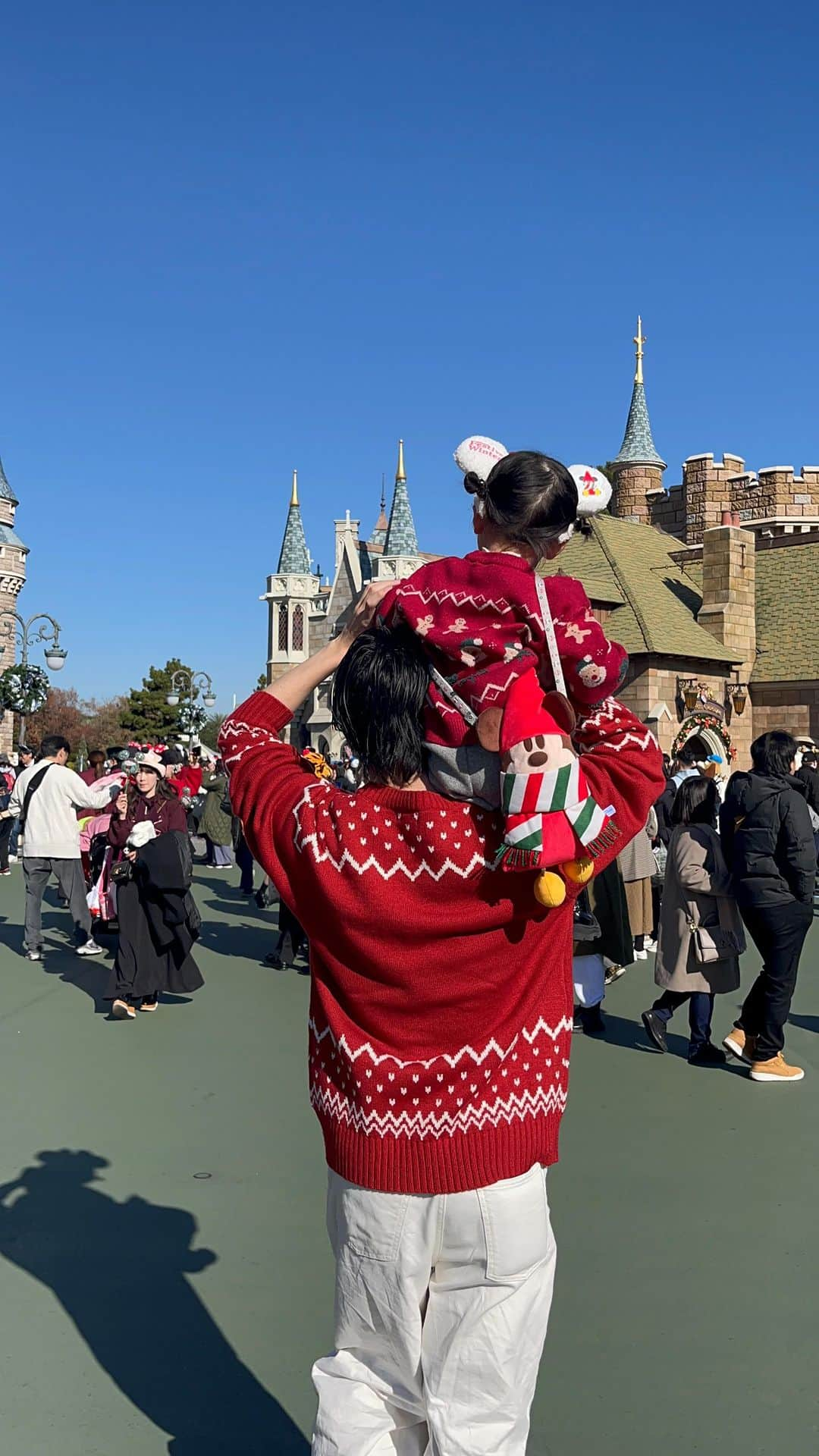 はやめいのインスタグラム：「リールは1:30までなので フルはTikTokに載せてます ❄︎𖡺𐂂𖡺❅*.   クリスマスディズニーの 動画まとめです 🫶🏻  #クリスマスディズニー#子連れディズニー  #親子ディズニー#リルリンリン#リルリンリンコーデ  #クリスマスコーデ#カップルディズニー」